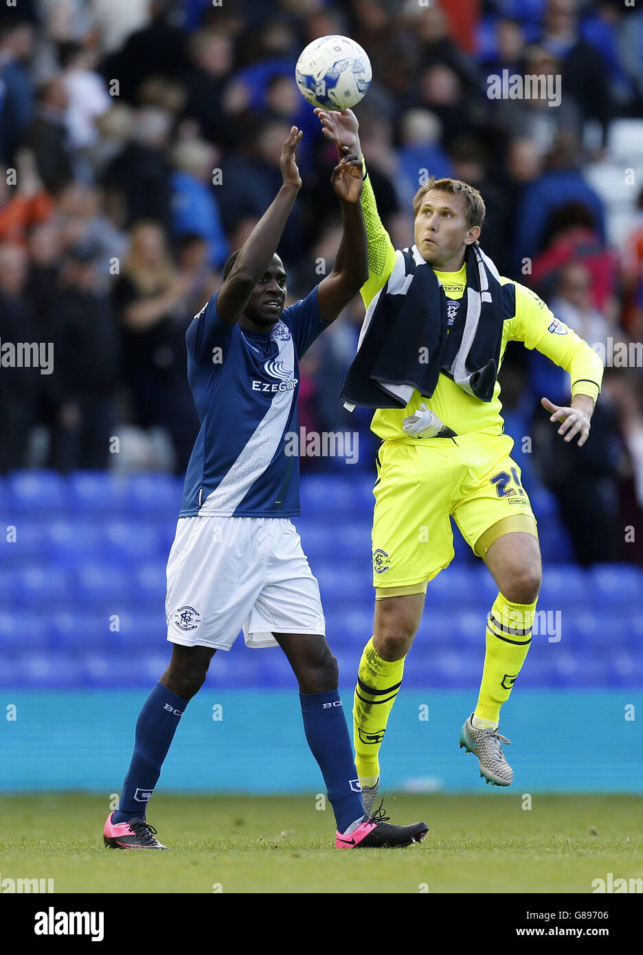 Clayton Donaldson von Birmingham City feiert mit dem Matchball, als Torhüter Tomasz Kuszczak von Birmingham nach dem Sky Bet Championship-Spiel in St. Andrews, Birmingham, kommt, um ihn zu stehlen. Stockfoto