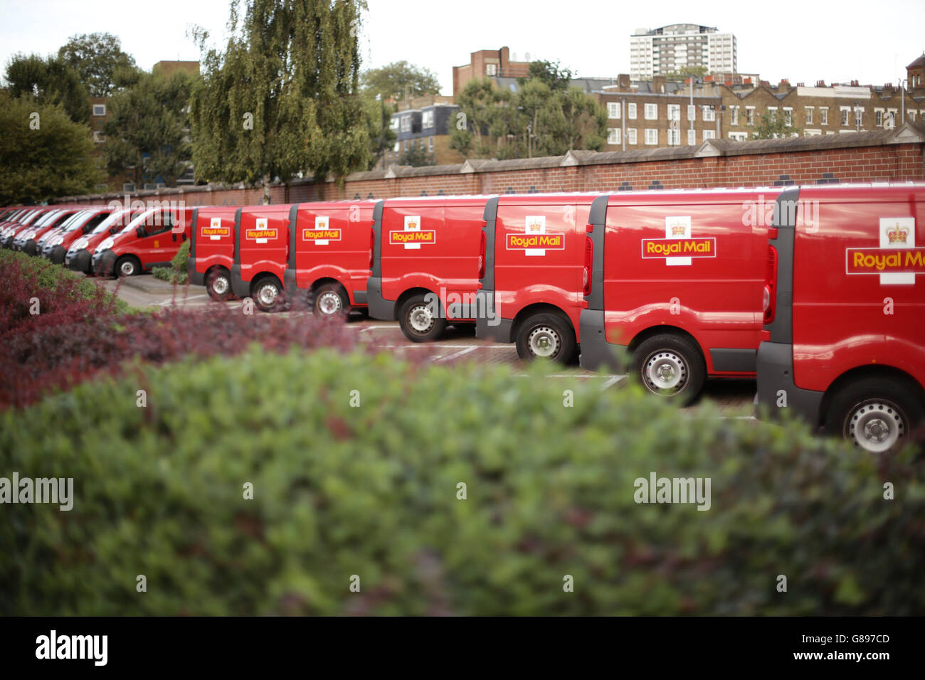 Eine Reihe von Royal Mail Lieferwagen parkte am Mount Pleasant Mail Center in London. Stockfoto