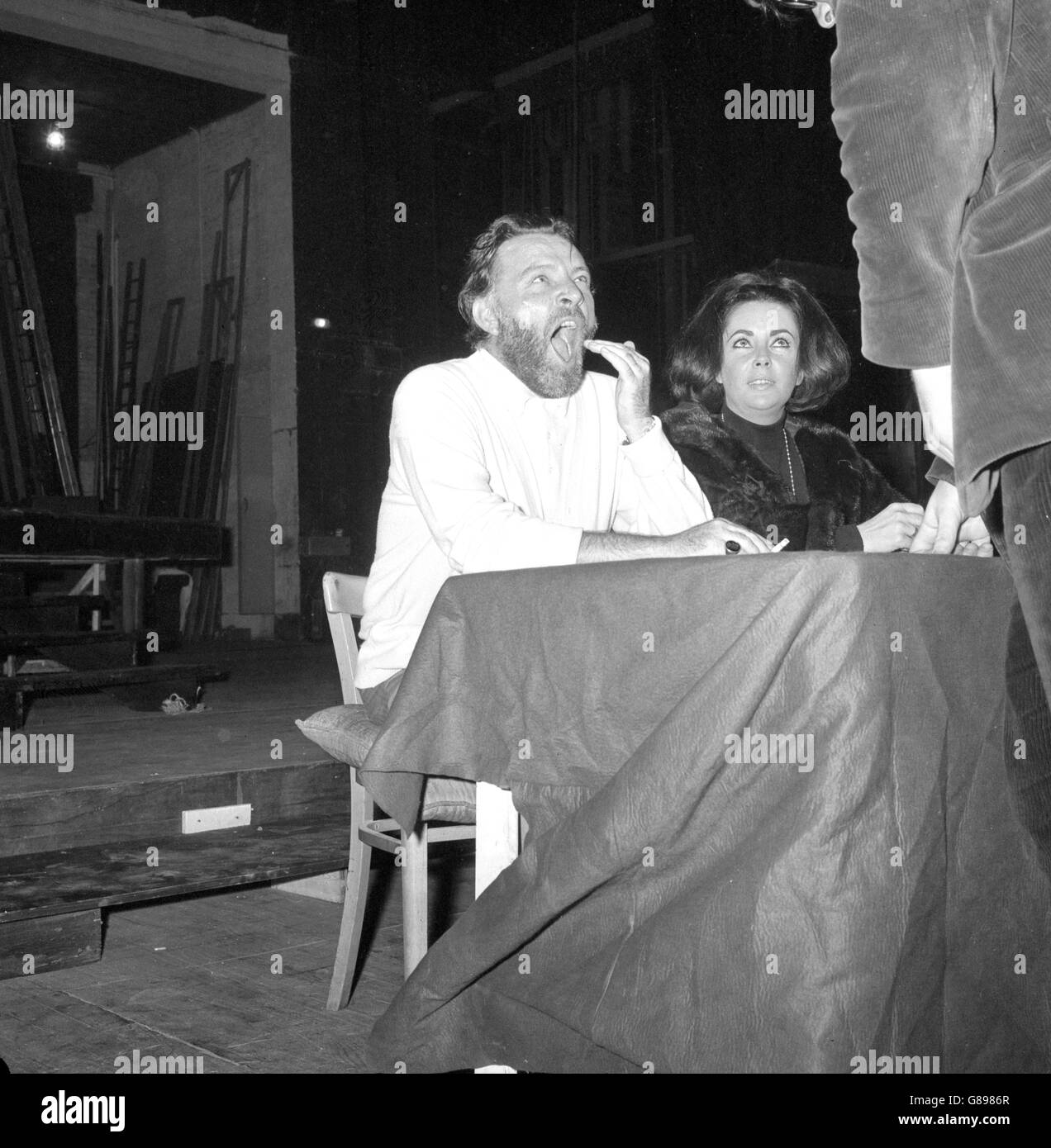 Richard Burton gähnt während einer Pressekonferenz mit seiner Frau Elizabeth Taylor in Oxford. Sie sollen in einer Produktion der Oxford University Dramatic Society von Marlowes Dr. Faustus ohne Gebühr auftreten. Burton, der am Exeter College studiert hat, wird die Hauptrolle spielen, während Taylor als Helen Troy auftreten wird. Stockfoto