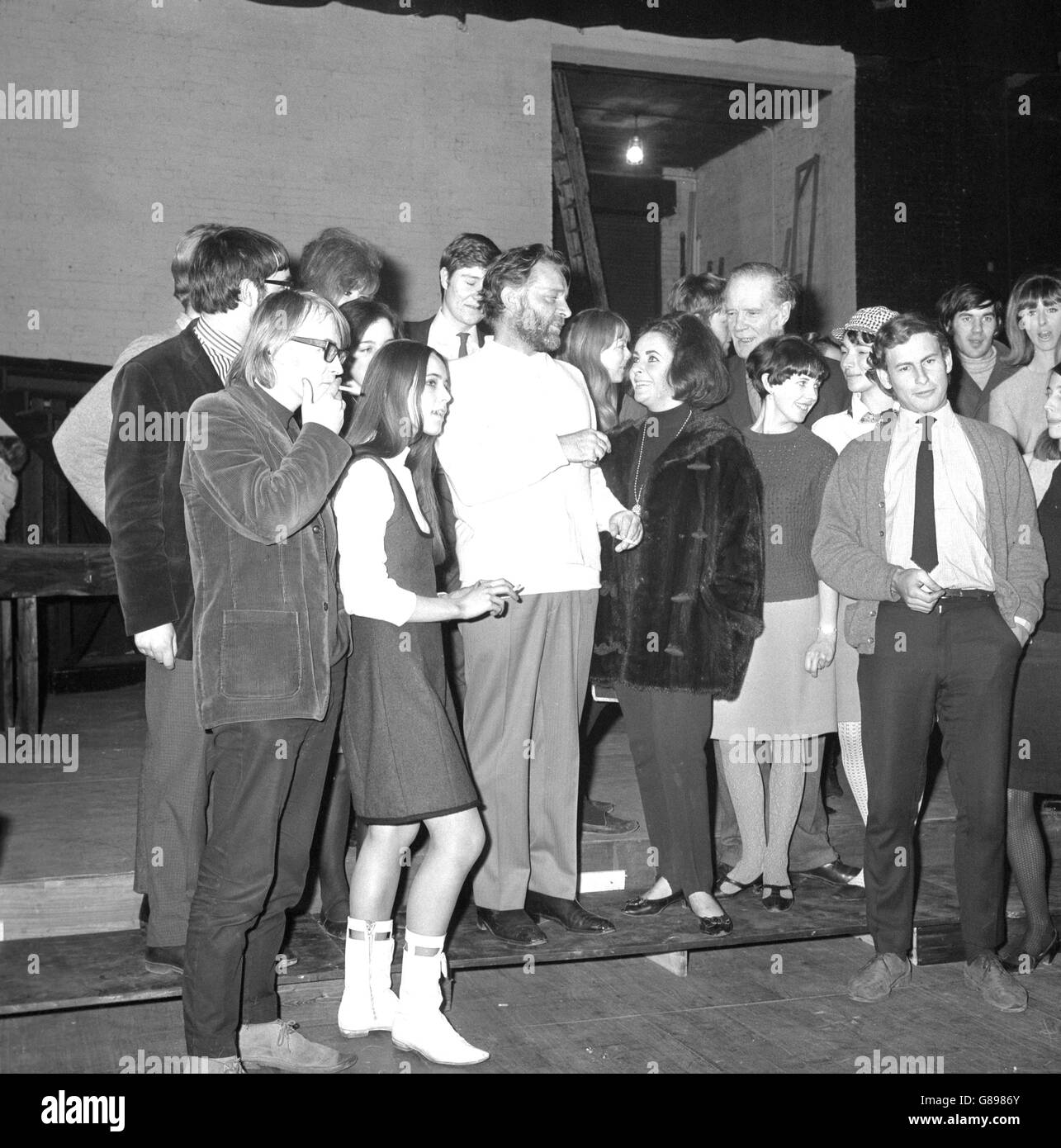 Richard Burton und Elizabeth Taylor sind auf der Bühne des Playhouse Theatre in Oxford abgebildet, mit Mitgliedern der Besetzung der Inszenierung von Marlowes Dr. Faustus der Oxford University Dramatic Society. Sie sollen in der Produktion kostenlos erscheinen. Burton, der am Exeter College studiert hat, wird die Hauptrolle spielen, während Taylor als Helen Troy auftreten wird. Stockfoto