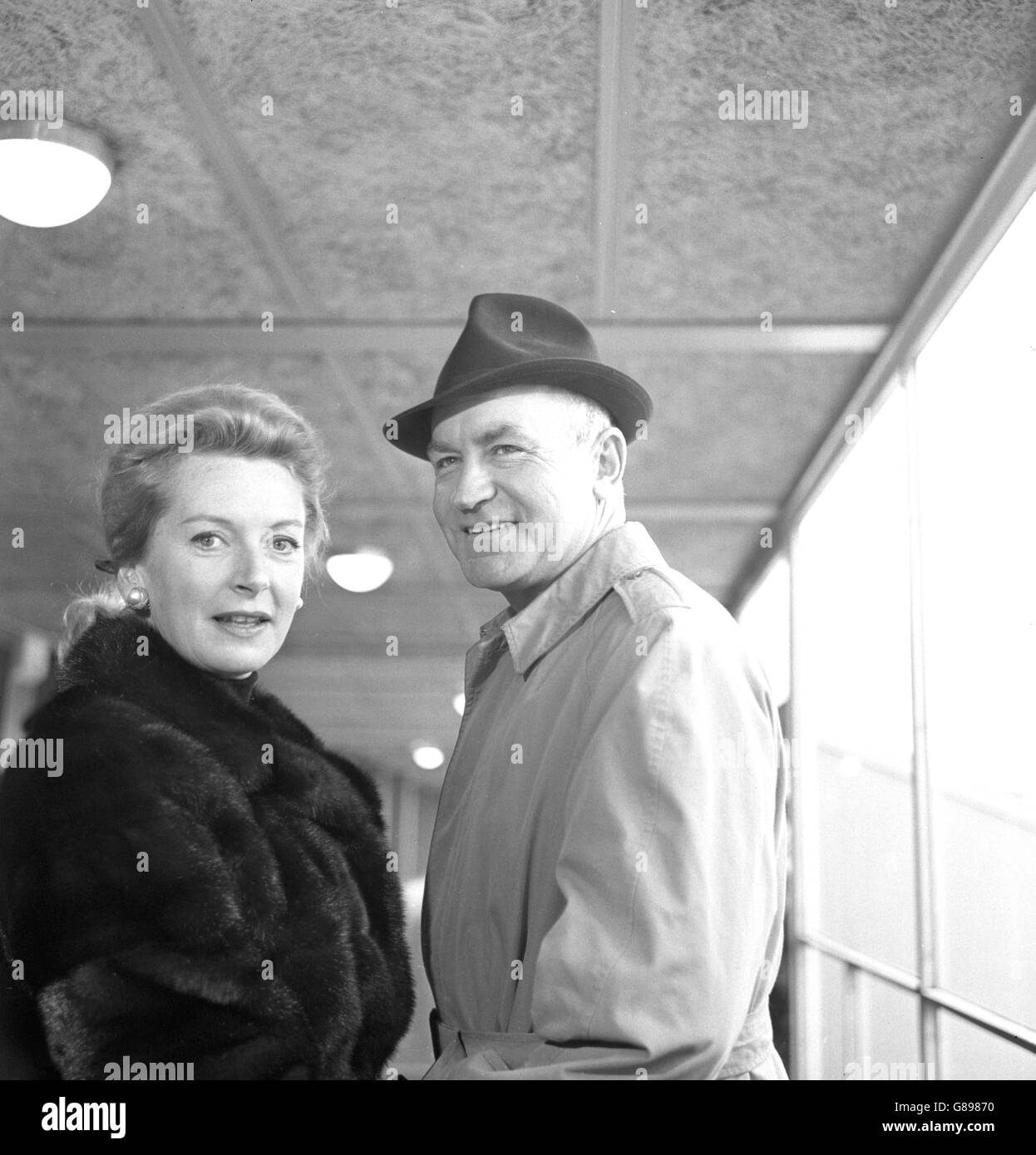 Unterhaltung - Deborah Kerr und Peter Viertel - London Flughafen Stockfoto