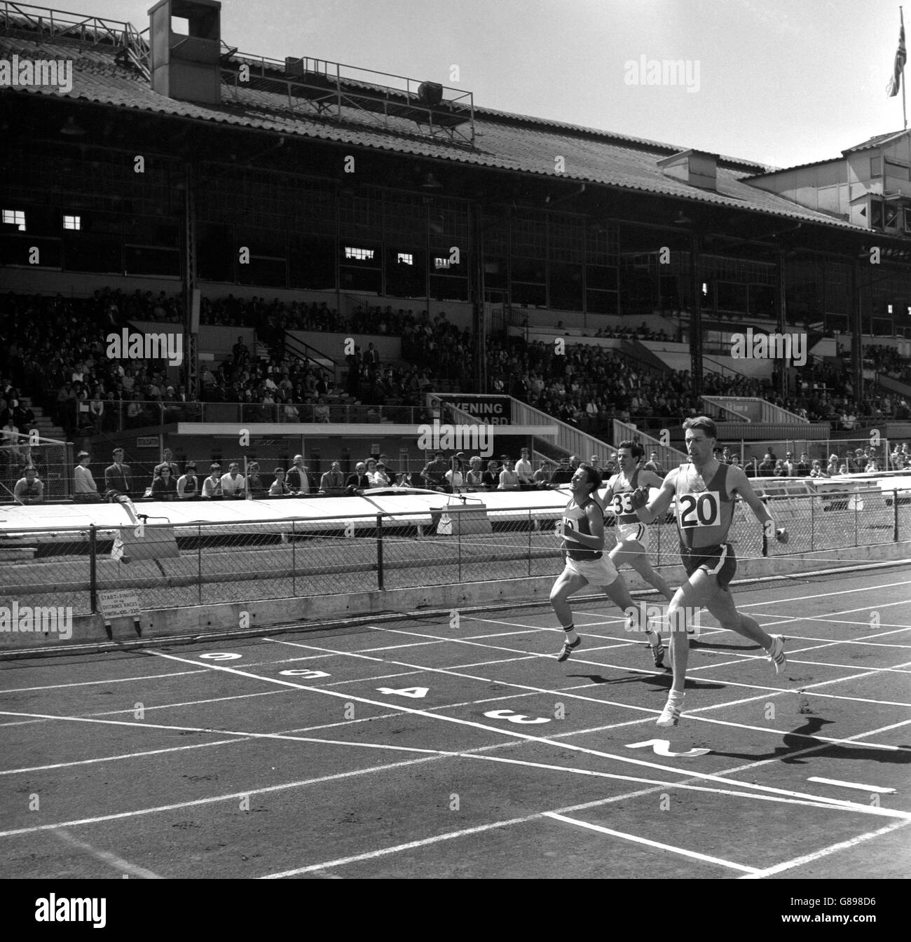 R.S. Steane (Nr. 20) aus Middlesex gewinnt bei den British Games in White City, London, eine Hitze von 220 Metern. Stockfoto