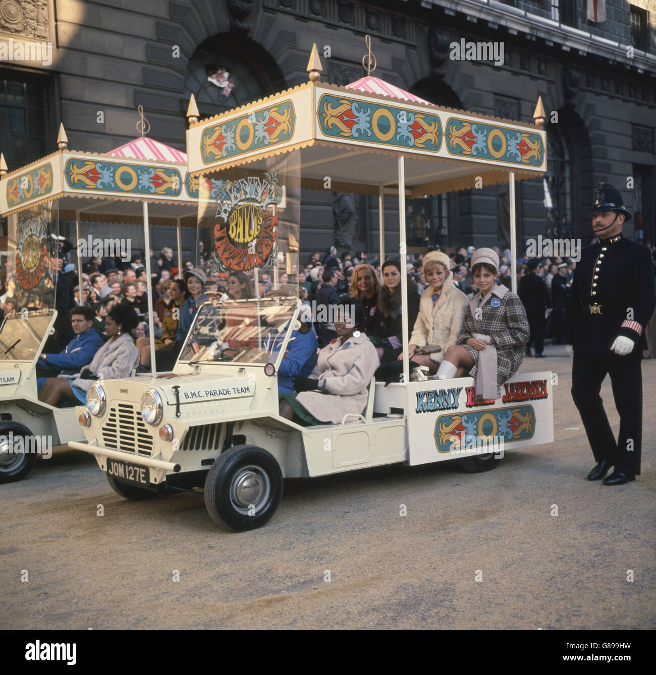 Einer der Mini-Moke (Floats) des BMC mit einigen der „Miss World, 1967“-Teilnehmer, die in der Lord Mayor's Show fahren. Stockfoto