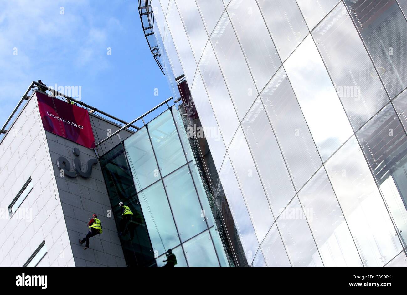 Das neue Logo wird am Hauptsitz der Eircom in Heuston South Quarter, Dublin, vorgestellt, als sie ihr neues Logo als Teil ihres Rebrandings als eir enthüllen. Stockfoto