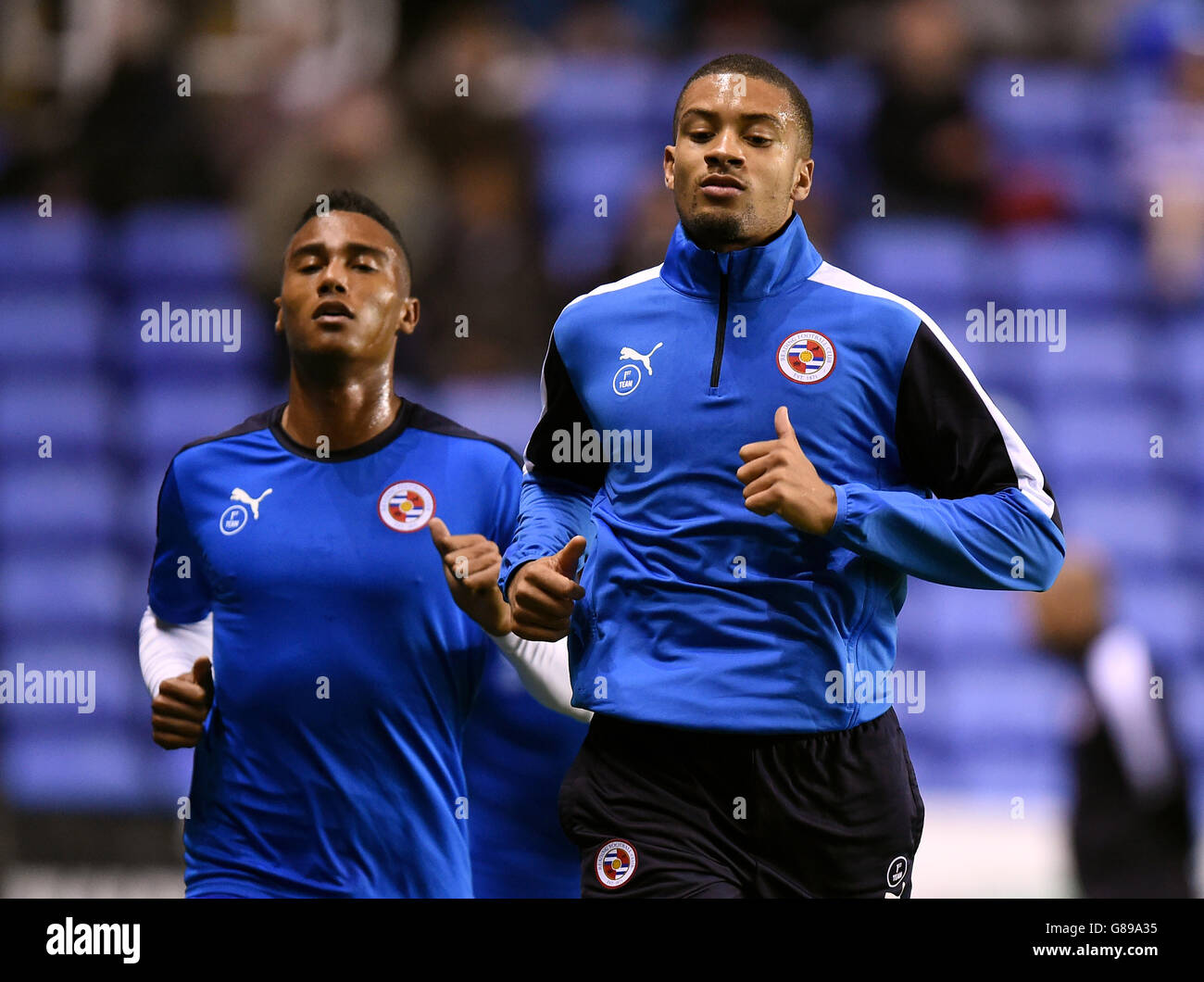 Fußball - Sky Bet Championship - Reading / Derby County - Madejski Stadium. Jordan Obita von Reading (links) und Michael Hector (rechts) wärmen sich vor dem Spiel auf Stockfoto