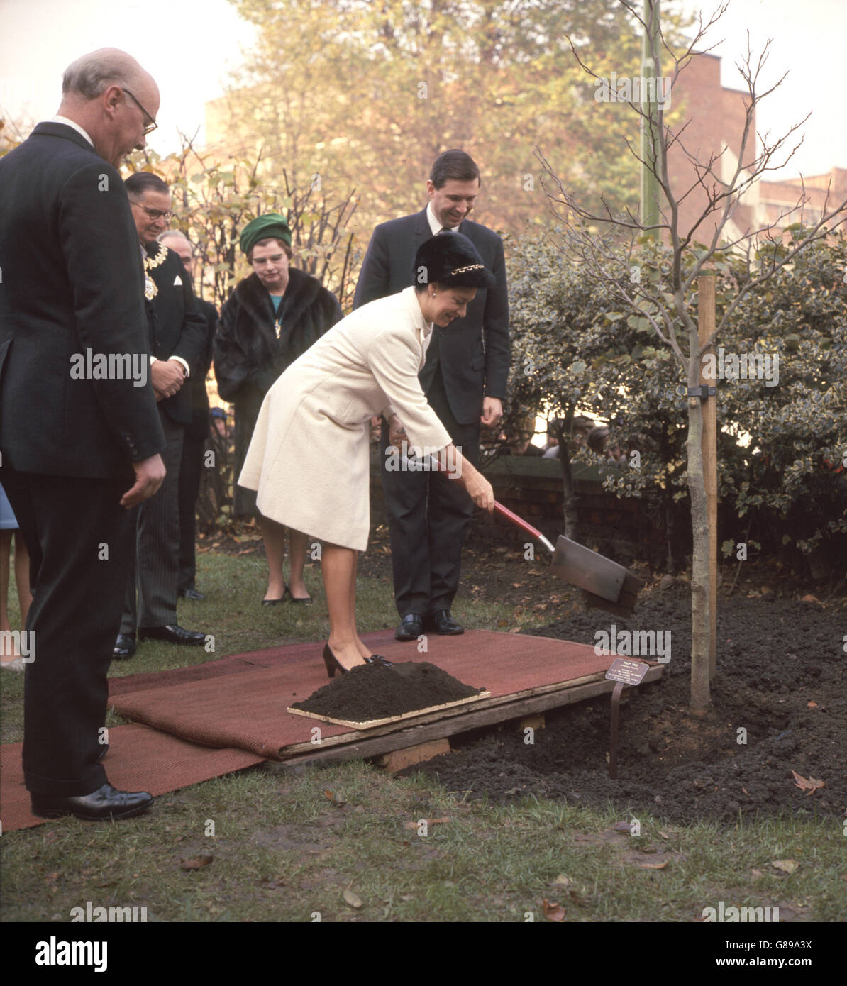 Prinzessin Margaret, Gräfin von Snowdon, zur Hand, um einen Gedenkbaum bei der Eröffnungszeremonie des fünften Jungen Herberge für die Fellowship of St. Christopher, Putney, London zu Pflanzen. Stockfoto