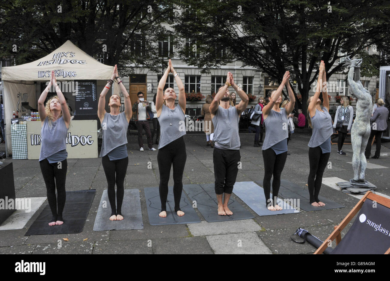 Marc Hatvani und Chloe Rose mit We Are Star Seeds führen Yoga-Formationen durch, die die Marken nachhaltiger Yogakleidung während der London Fashion Week SS16 zeigen. Bildnachweis sollte Edward Smith/PA Showbiz lesen Stockfoto