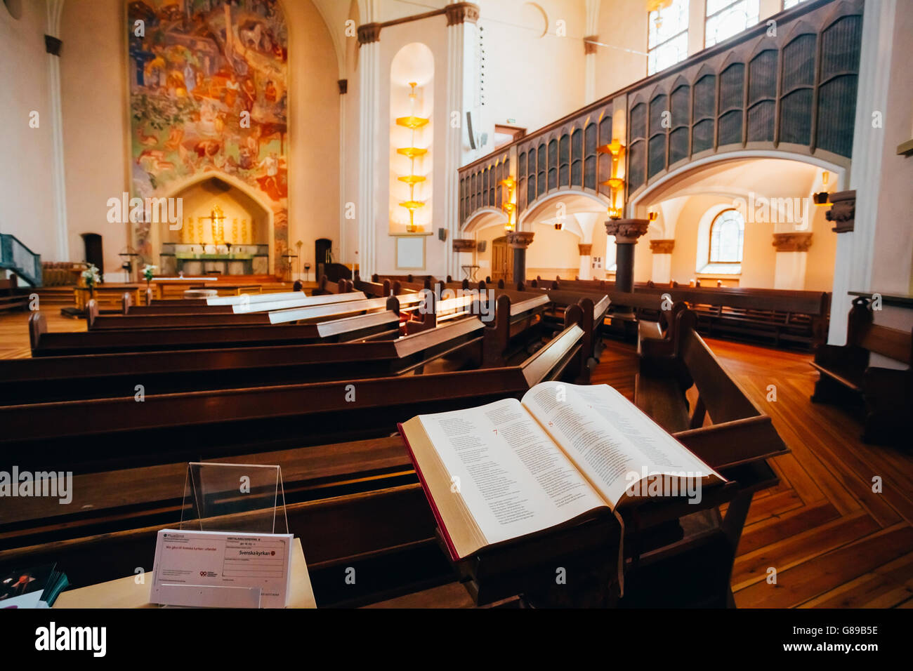 STOCKHOLM, Schweden - 29. Juli 2014: Aufgeschlagene Bibel Buch in Sofia Kyrka Kirche. Sofia Kirche benannt nach der schwedischen Königin Sophia von N Stockfoto