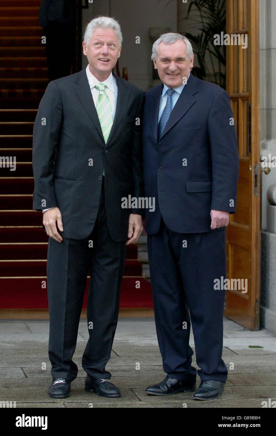 (Links-rechts) der ehemalige US-Präsident Bill Clinton und der irische Premierminister Bertie Ahern vor den Regierungsgebäuden, bevor der ehemalige US-Präsident auf einer Konferenz im City West Hotel in Dublin, Irland, sprach. Stockfoto
