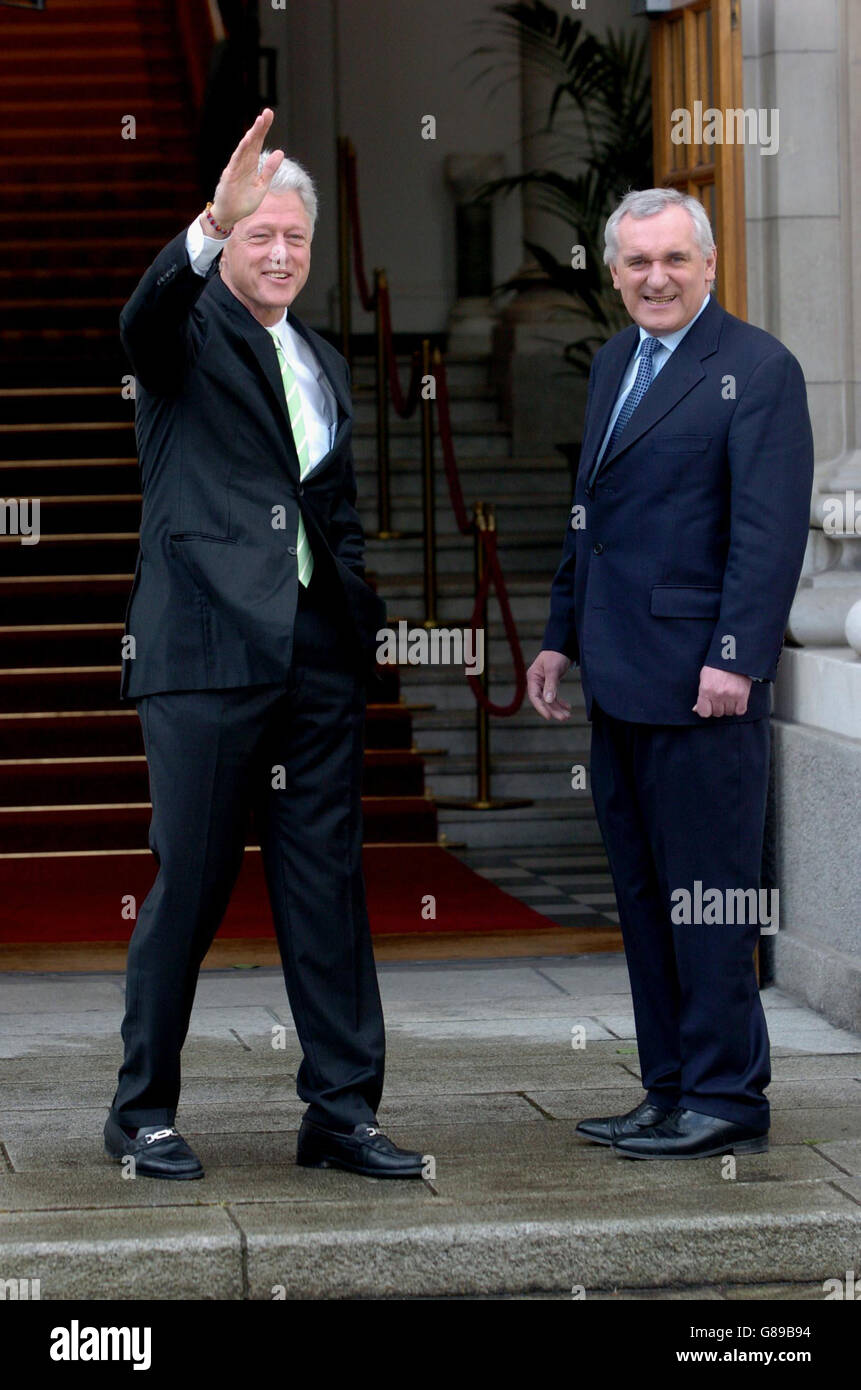 (Links-rechts) der ehemalige US-Präsident Bill Clinton und der irische Premierminister Bertie Ahern vor den Regierungsgebäuden, bevor der ehemalige US-Präsident auf einer Konferenz im City West Hotel in Dublin, Irland, sprach. Stockfoto