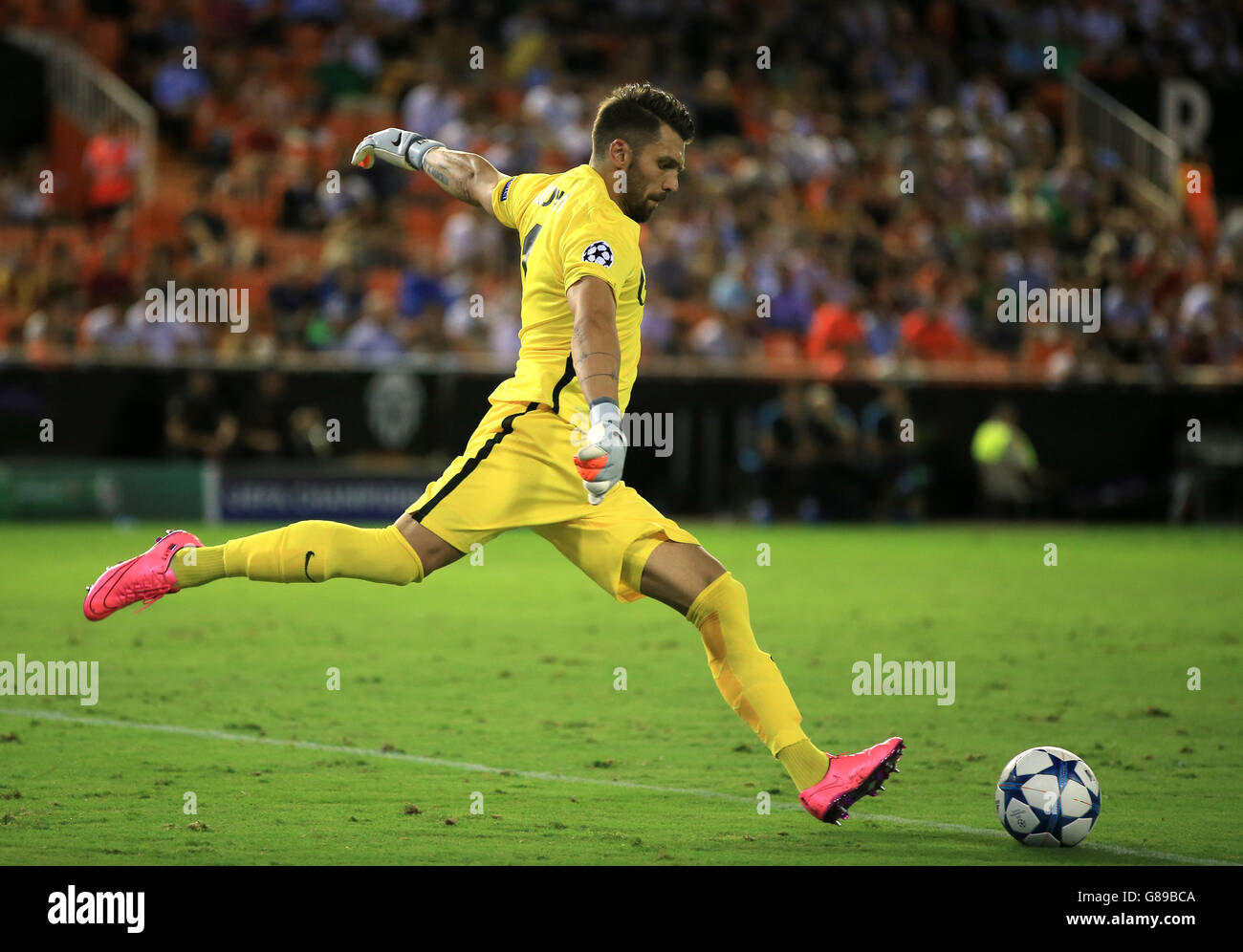 Fußball - UEFA Champions League - Gruppe H - Valencia / Zenit Saint Petersburg - Estadio de Mestalla. Valencias Torwart Yoel Stockfoto