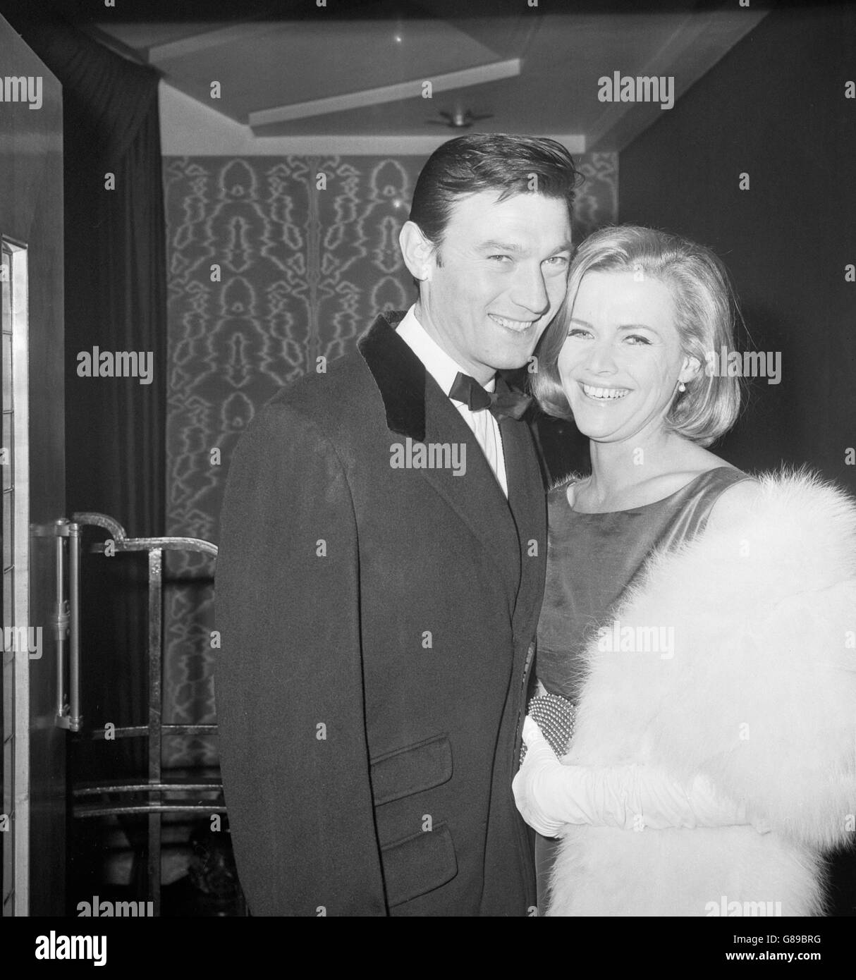 Laurence Harvey und Honor Blackman kommen zur britischen Eröffnung von Life at the Top am Odeon, Leicester Square. Der neue Film ist eine Fortsetzung von Room at the Top und Harvey wiederholt seine Darstellung des Opportunisten Joe Lampton. Stockfoto