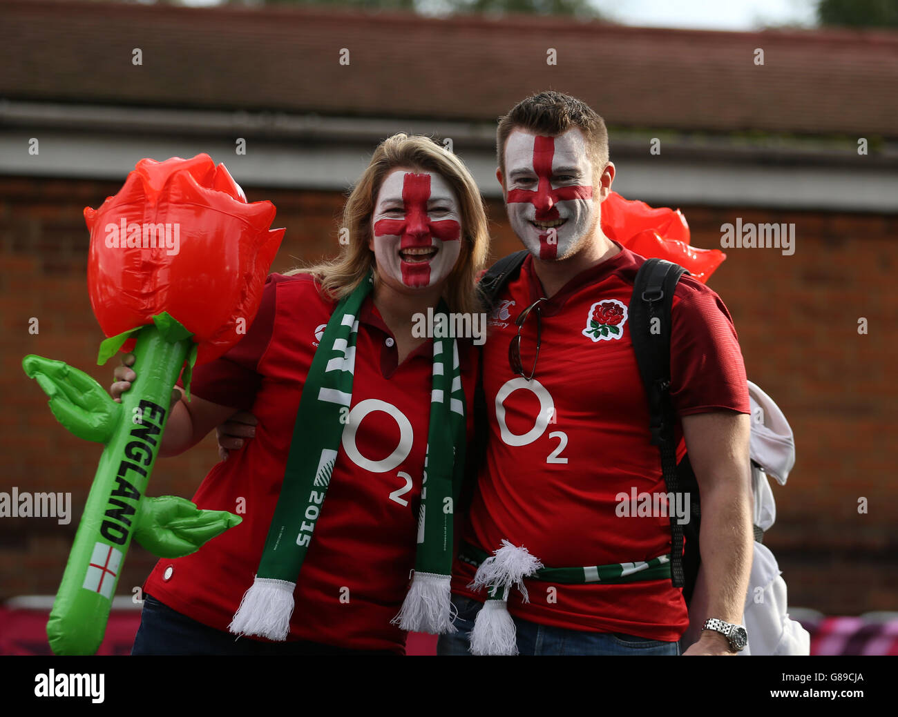 England-Fans posieren für ein Foto auf ihrem Weg zum Boden vor dem Rugby-Weltcup-Spiel im Twickenham Stadium, London. Stockfoto