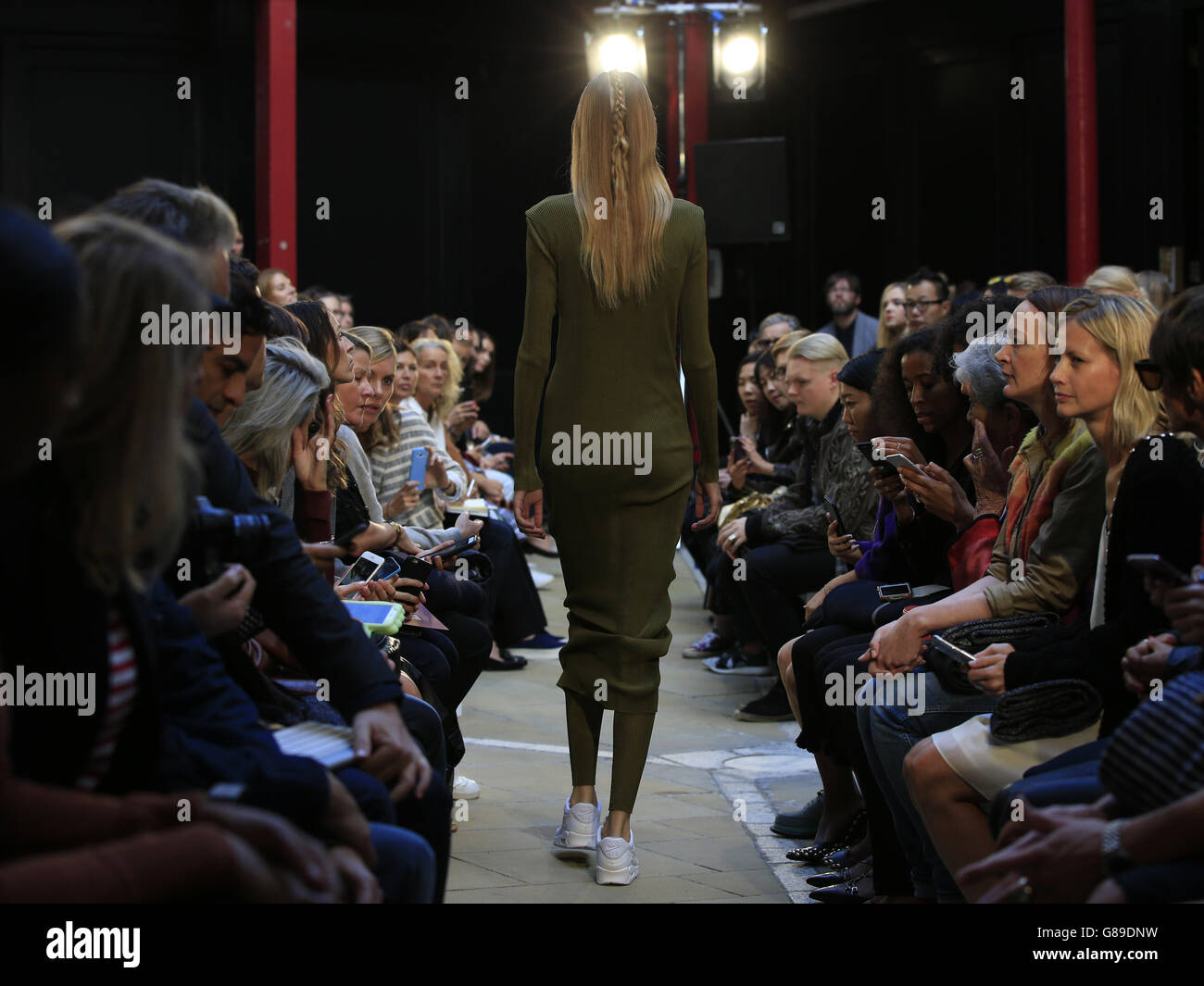 Ein Modell auf dem Laufsteg während der Frühjahr/Sommer 2016 London Fashion Week Show 1205 in der Carriage Hall, London. Stockfoto