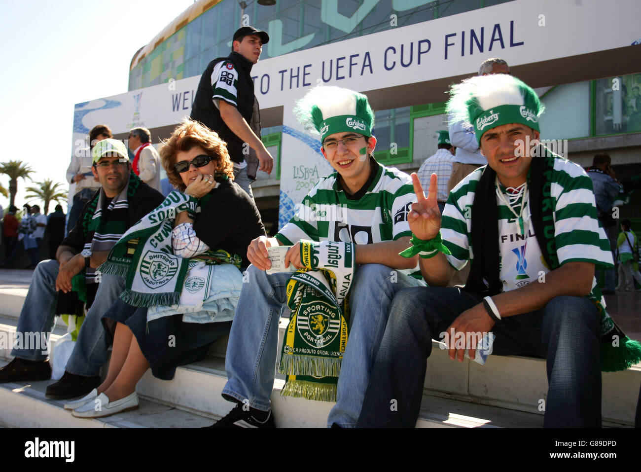 Fußball - UEFA Cup - Finale - Sporting Lisbon / CSKA Moskau - Jose de Alvalades Stadium. Sportliche Lissabon-Fans vor dem Start Stockfoto