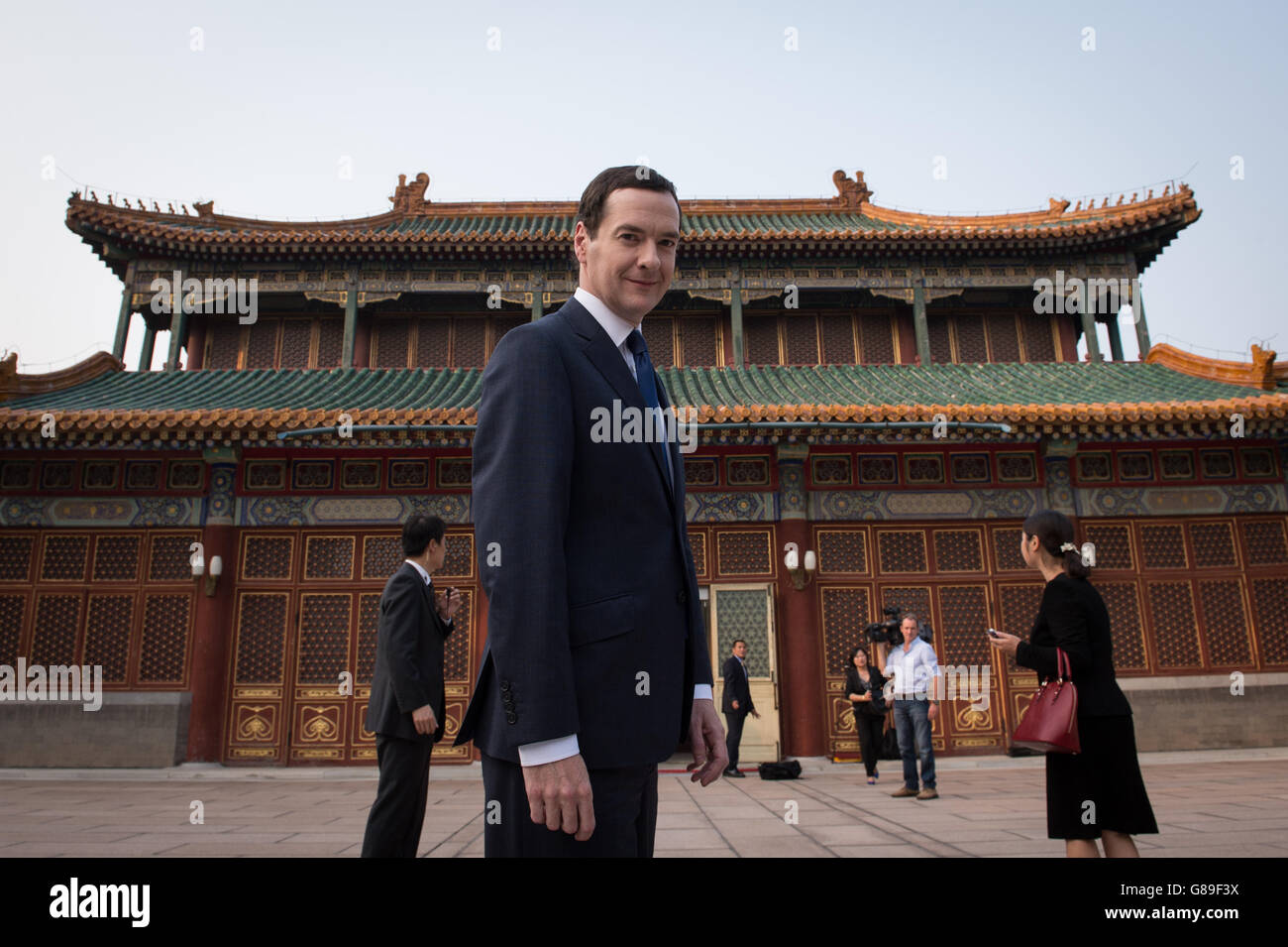 Der Schatzkanzler George Osborne kommt im Büro des Premierministers in Peking, China, an, wo er Gespräche mit dem chinesischen Premierminister Li Keqiang führte. Stockfoto