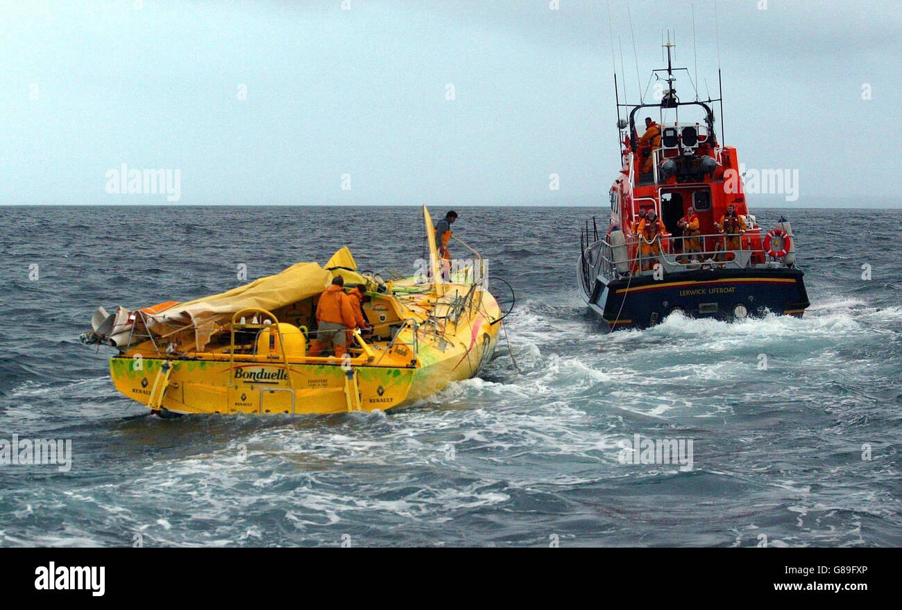 Das Lerwick Lifeboat wird während des Calais Round Britain and Ireland Race von dem französischen Segler Jean Le Cam und seiner Crew an Bord von Bondulelle einige Meilen östlich der Shetland Isles gerettet. Stockfoto