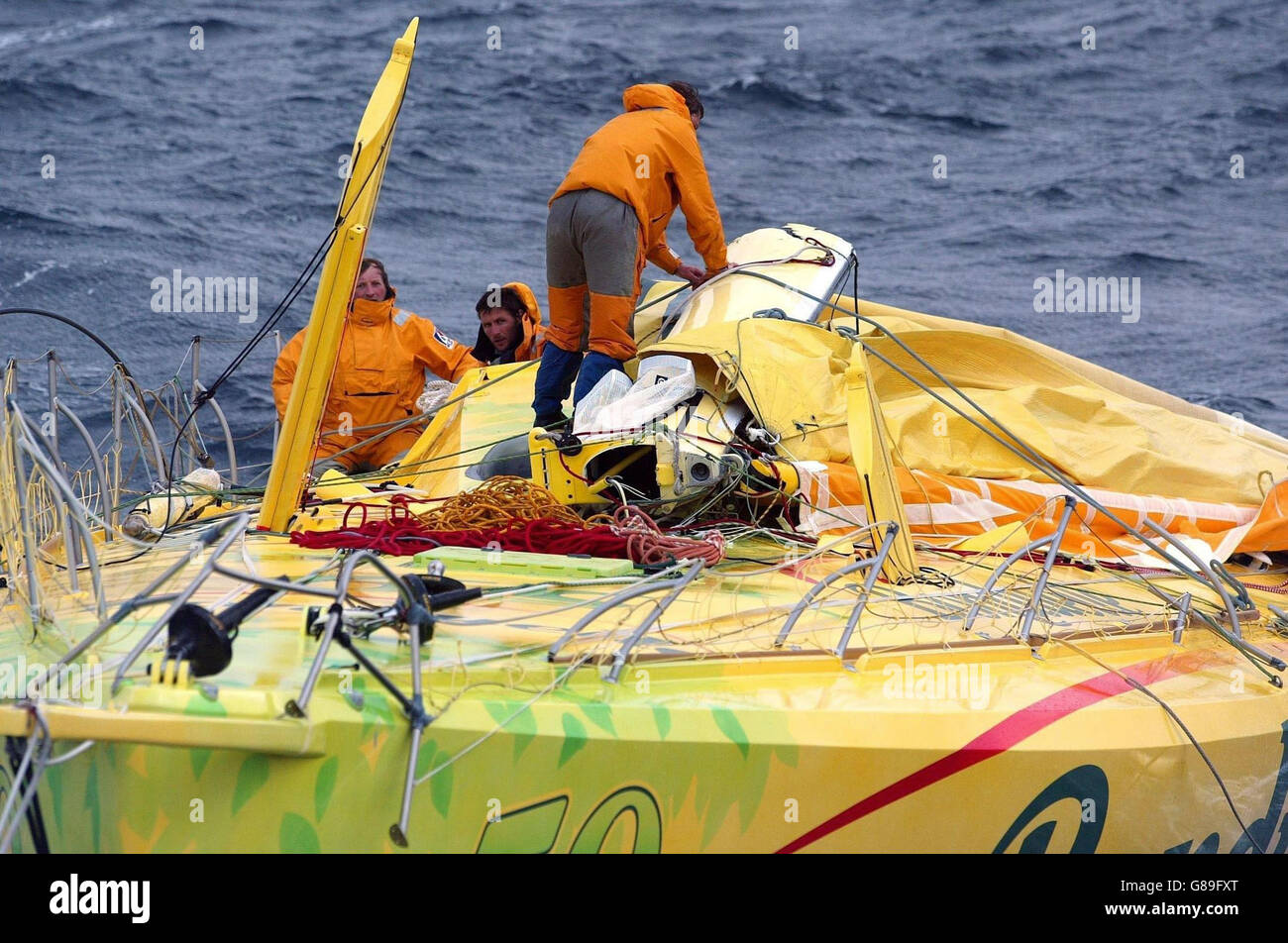 Der französische Segler Jean Le Cam und seine Crew an Bord von Bondulelle begutachten die Überreste ihres zerbrochenen Mastes ein paar Meilen östlich der Shetland-Inseln. Stockfoto