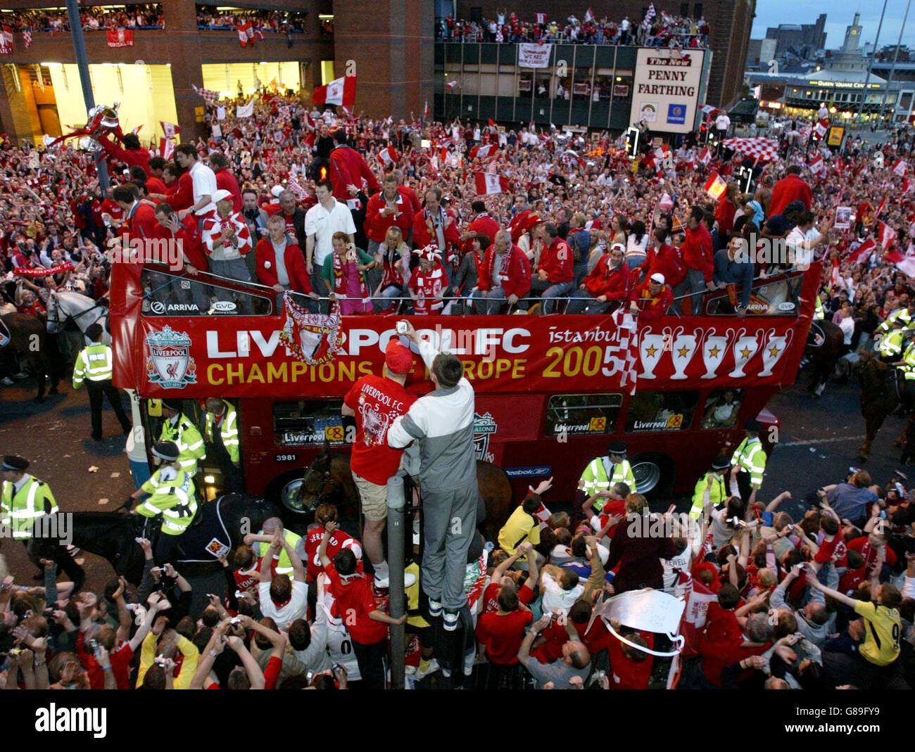 Fußball - UEFA Champions League - Siegerparade - Liverpool. Liverpool-Spieler feiern in einem offenen Bus vor den Fans während der Siegesparade. Stockfoto