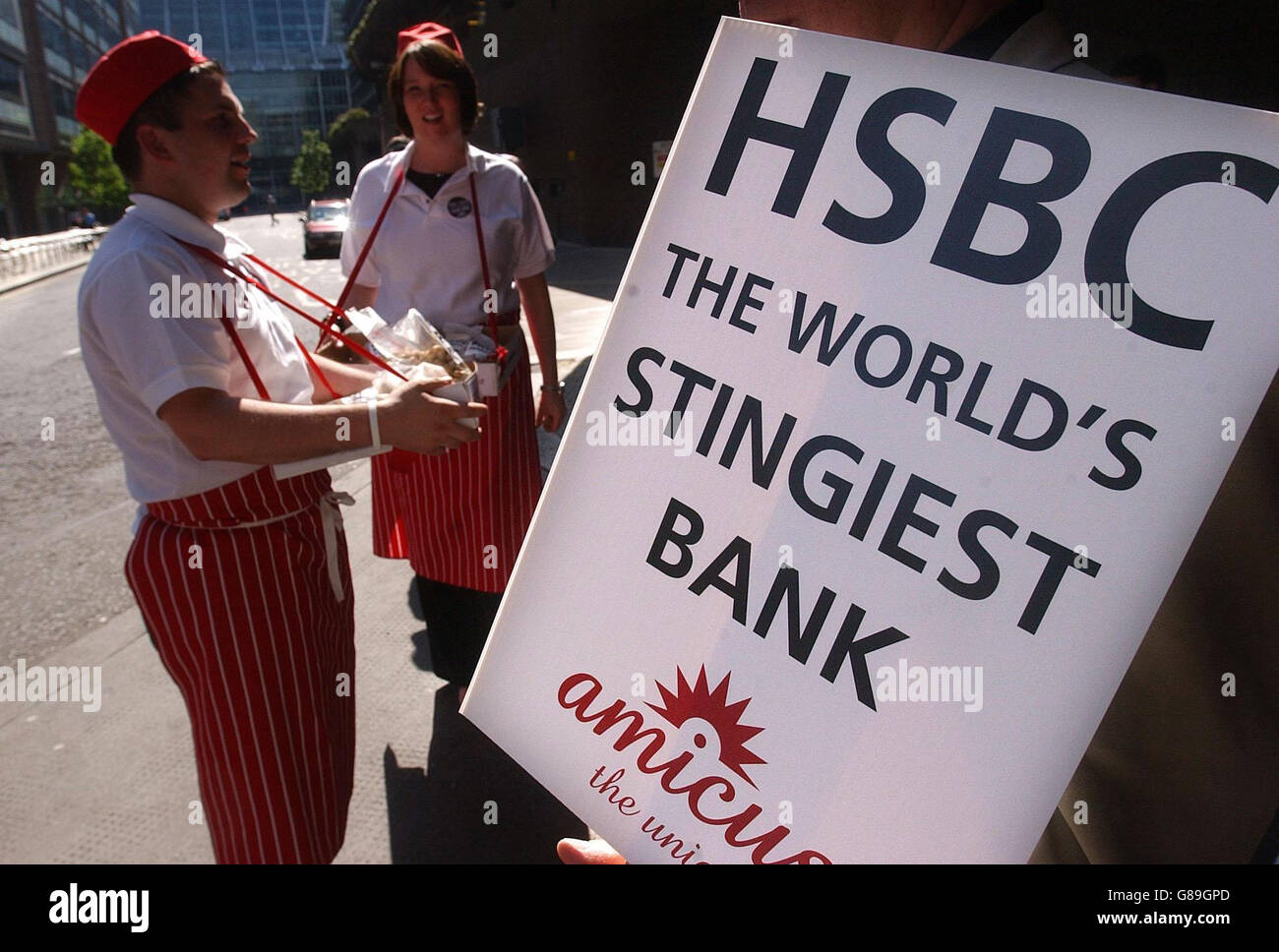 AMICUS-Mitglieder geben den Teilnehmern der HSBC-Hauptversammlung in London Erdnüsse aus, was darauf hindeutet, dass die Bank niedrige Löhne an die Mitarbeiter zahlt. Stockfoto