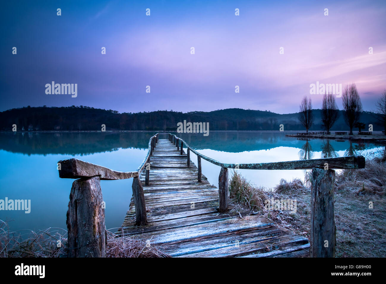 Frostigen Pier in einer Winterlandschaft bei Sonnenaufgang Dordogne Frankreich Stockfoto