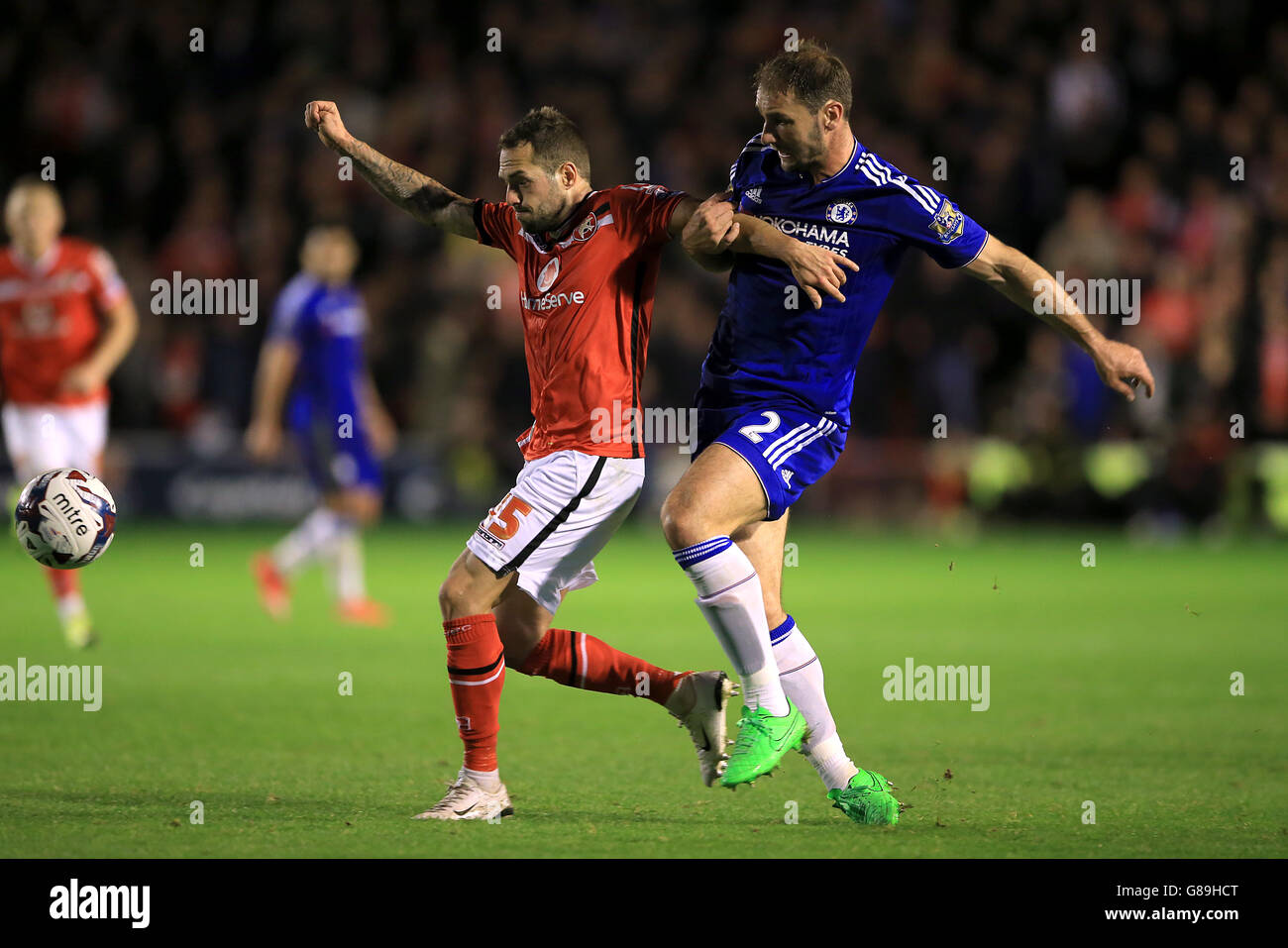 Chelsea's Branislav Ivanovic und Walsall's Milan Lalkovic (links) kämpfen um den Ball während des Capital One Cup, der dritten Runde im Banks' Stadium, Walsall. Stockfoto