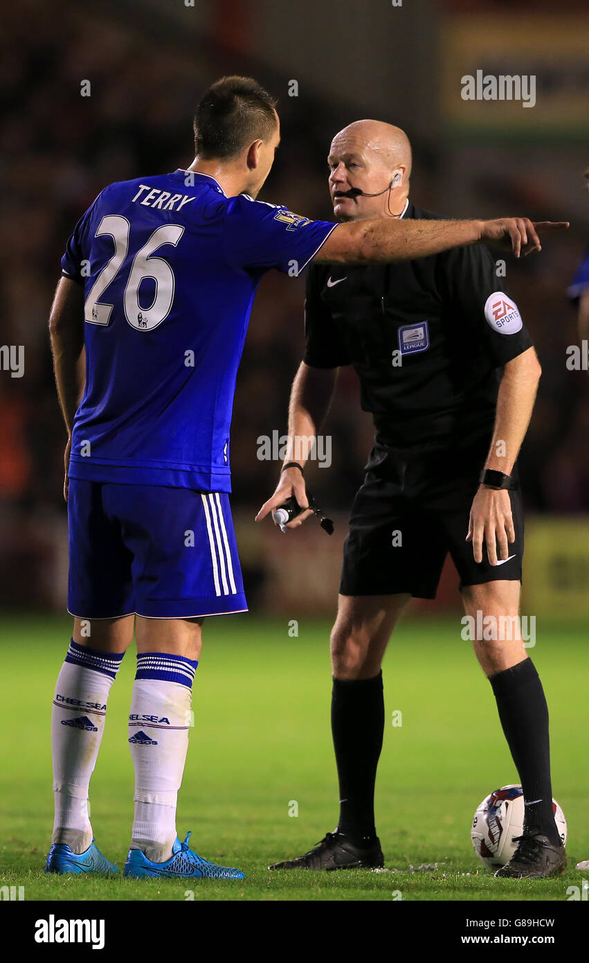 Fußball - Capital One Cup - Dritte Runde - Walsall gegen Chelsea - Banks' Stadium. Chelsea's John Terry im Gespräch mit Schiedsrichter Lee Mason während des Capital One Cup, der dritten Runde im Banks' Stadium, Walsall. Stockfoto