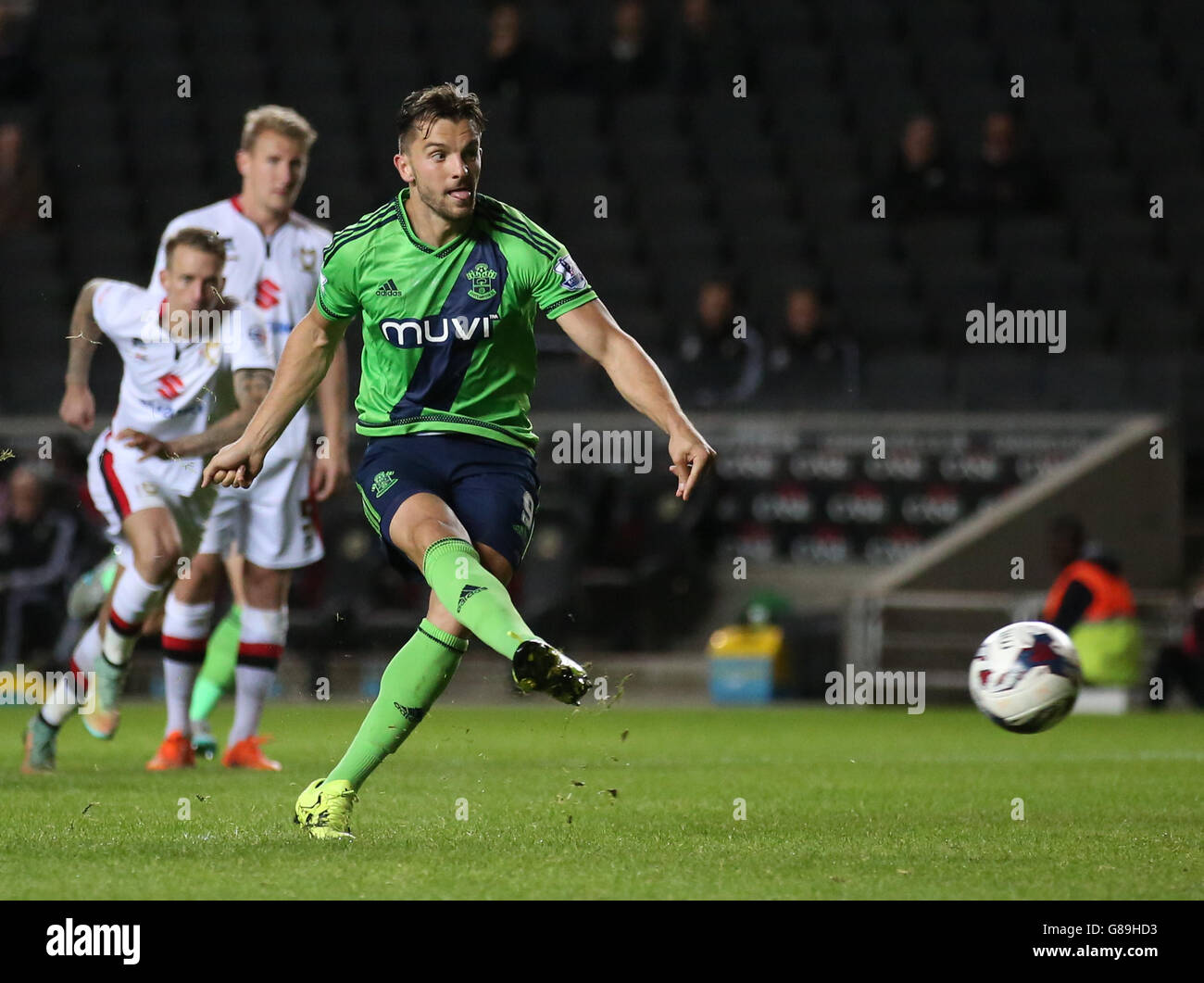Southampton's Jay Rodriguez punktet sein Team vierte Tor des Spiels von der Strafstelle während der Capital One Cup, dritte Runde Spiel im Stadion:MK, Milton Keynes. Stockfoto