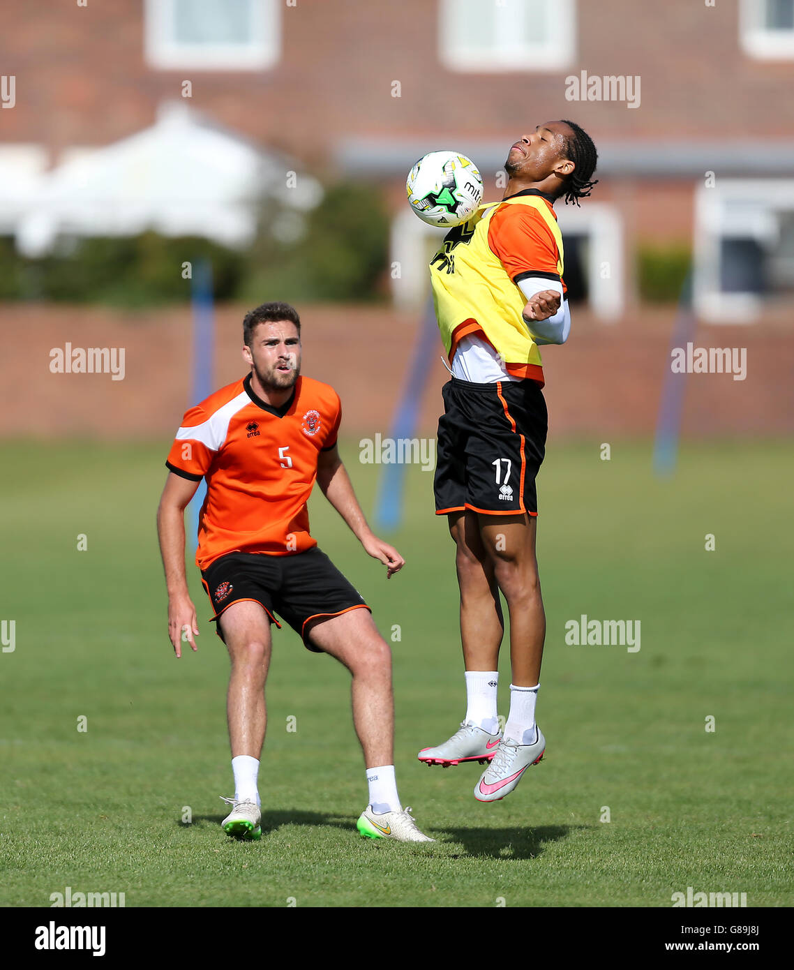 Fußball - Sky Bet League One - Blackpool Training - Squires Gate. Blackpool's Kwame Thomas (rechts) gewinnt den Ball vor Clark Robertson Stockfoto