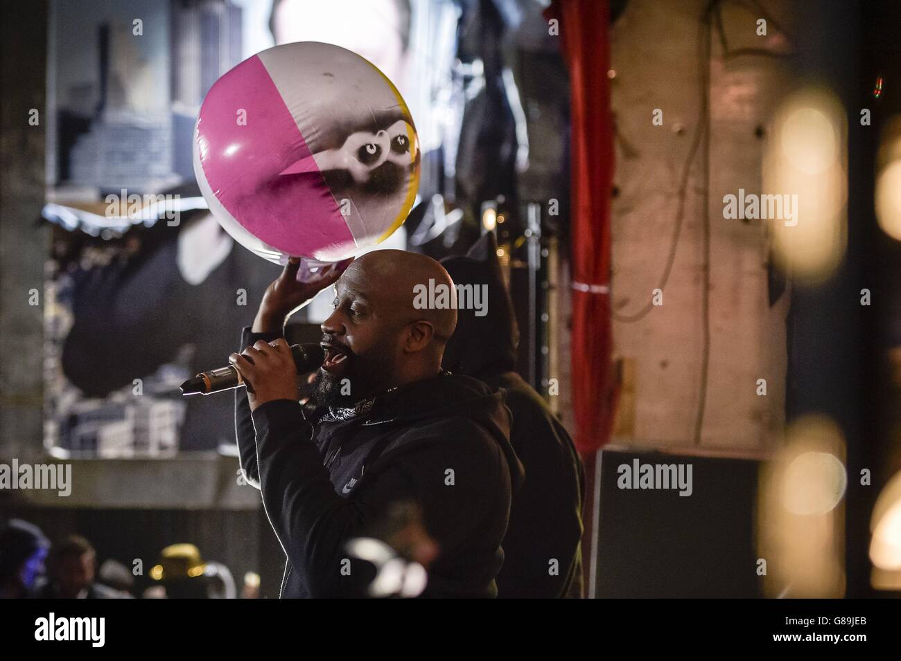 Posdnuos (Kelvin Mercer), Sänger von De La Soul, tritt in Banksy's 'Dismaland' in Weston-super-Mare, Somerset, auf. Stockfoto