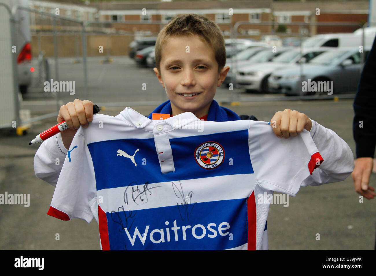 Fußball - Sky Bet Championship - Burnley gegen Reading - Turf Moor. Ein junger Reading-Fan bekommt Autogramme bei der Ankunft auf Turf Moor, dem Fußballstadion von Burnley Stockfoto