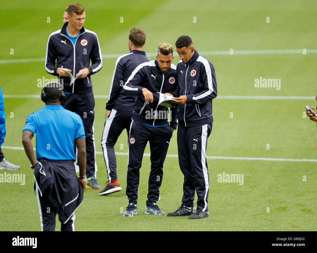 Leserinnen und Leserinnen gehen auf den Platz auf dem Turf Moor, dem Fußballplatz von Burnley Stockfoto