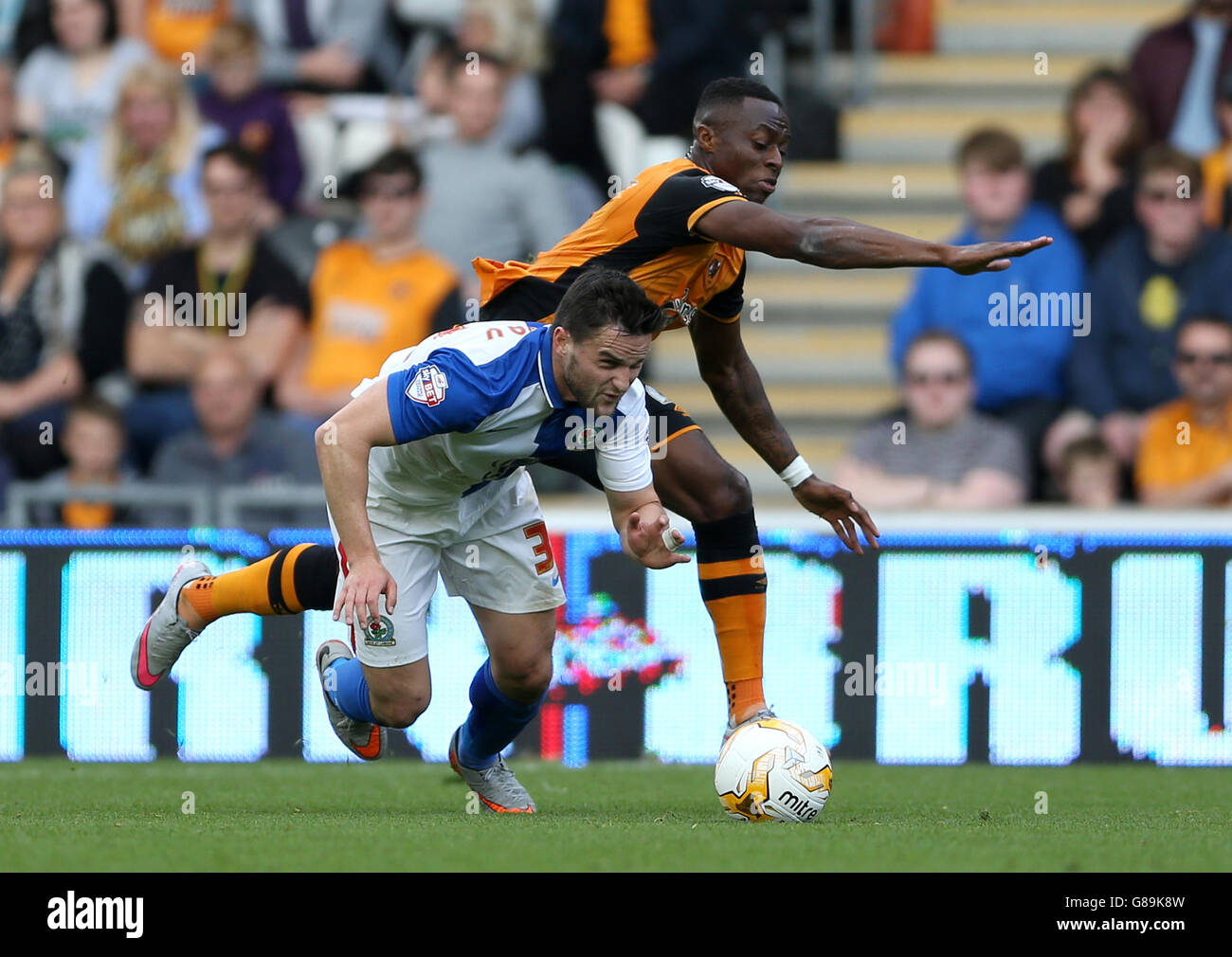 Fußball - Sky Bet Championship - Hull City gegen Blackburn Rovers - KC Stadium. Craig Conway von Blackburn Rovers (links) und Moses Odubajo von Hull City kämpfen um den Ball Stockfoto