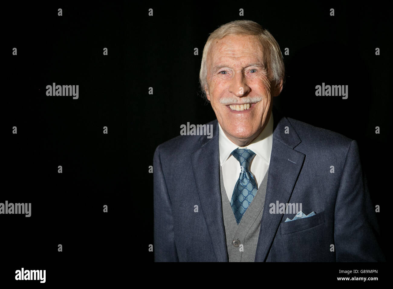 Sir Bruce Forsyth posiert für ein Bild, bevor Susanna Reid über sein Berufsleben und sein neues Buch „Strictly Bruce“ beim Radio Times Festival in Hampton Court, London interviewt wird. Stockfoto