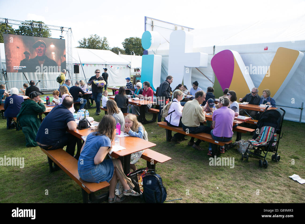 Radio Times Festival 2015. Die Gäste genießen das gute Wetter beim Radio Times Festival in Hampton Court, London. Stockfoto