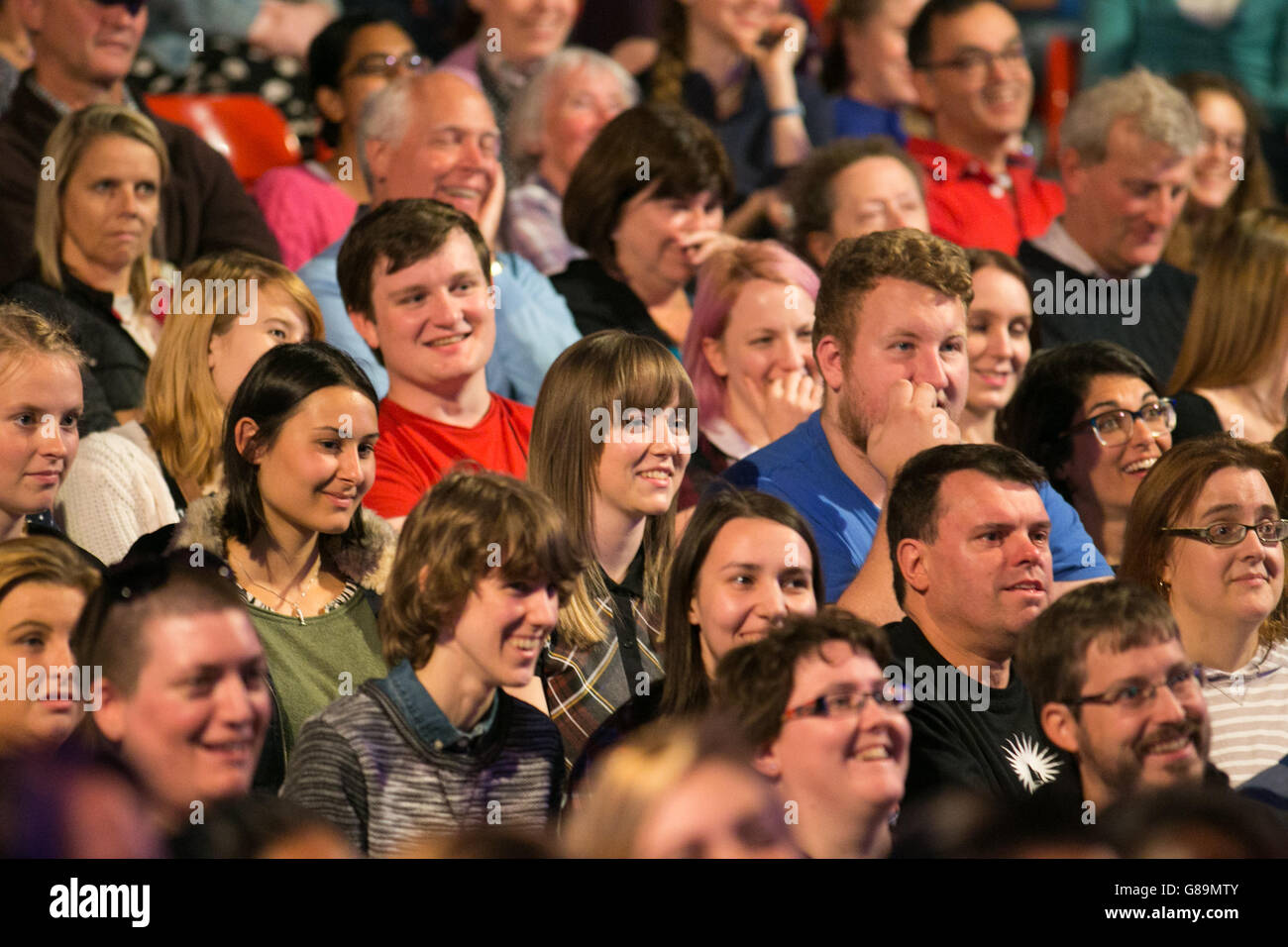 Die Leute beobachten David Walliams während eines Interviews und einer Buchvorlesung beim Radio Times Festival in Hampton Court, London. Stockfoto