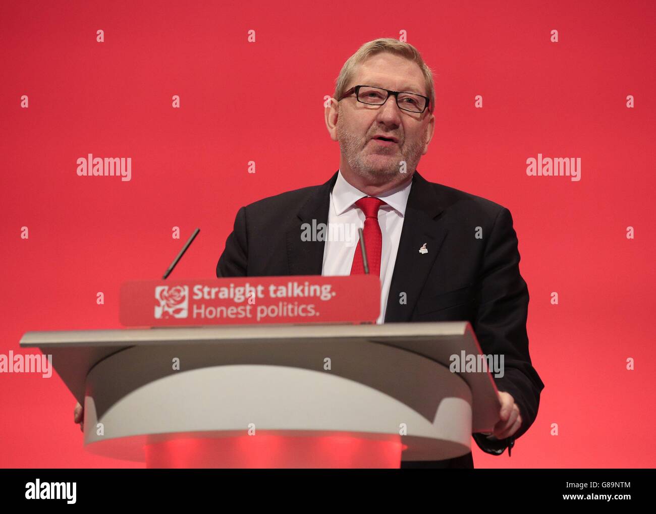 Der Generalsekretär der Gewerkschaft Unite, Len McCluskey, hält eine Rede am zweiten Tag der Konferenz der Labour Party im Brighton Centre in Brighton, Sussex. Stockfoto