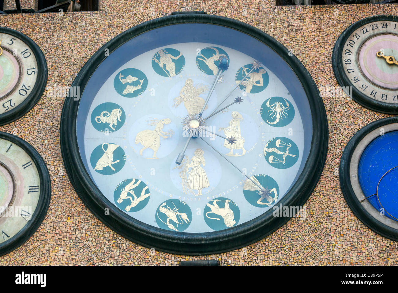 Die astronomische Uhr. Wählscheiben und Zeitanzeigen. Olomouc, Südmähren, Tschechien, Europa große Uhren Stockfoto