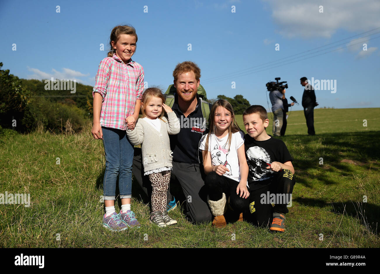 Prinz Harry trifft einige Kinder, als er sich mit dem Team des Verwundeten Walk of Britain auf ihrem Spaziergang nach Ludlow in Shrophire zusammenschloss, während sie die Länge des Landes auf ihren eigenen persönlichen Wegen zur Genesung erkunden. Stockfoto
