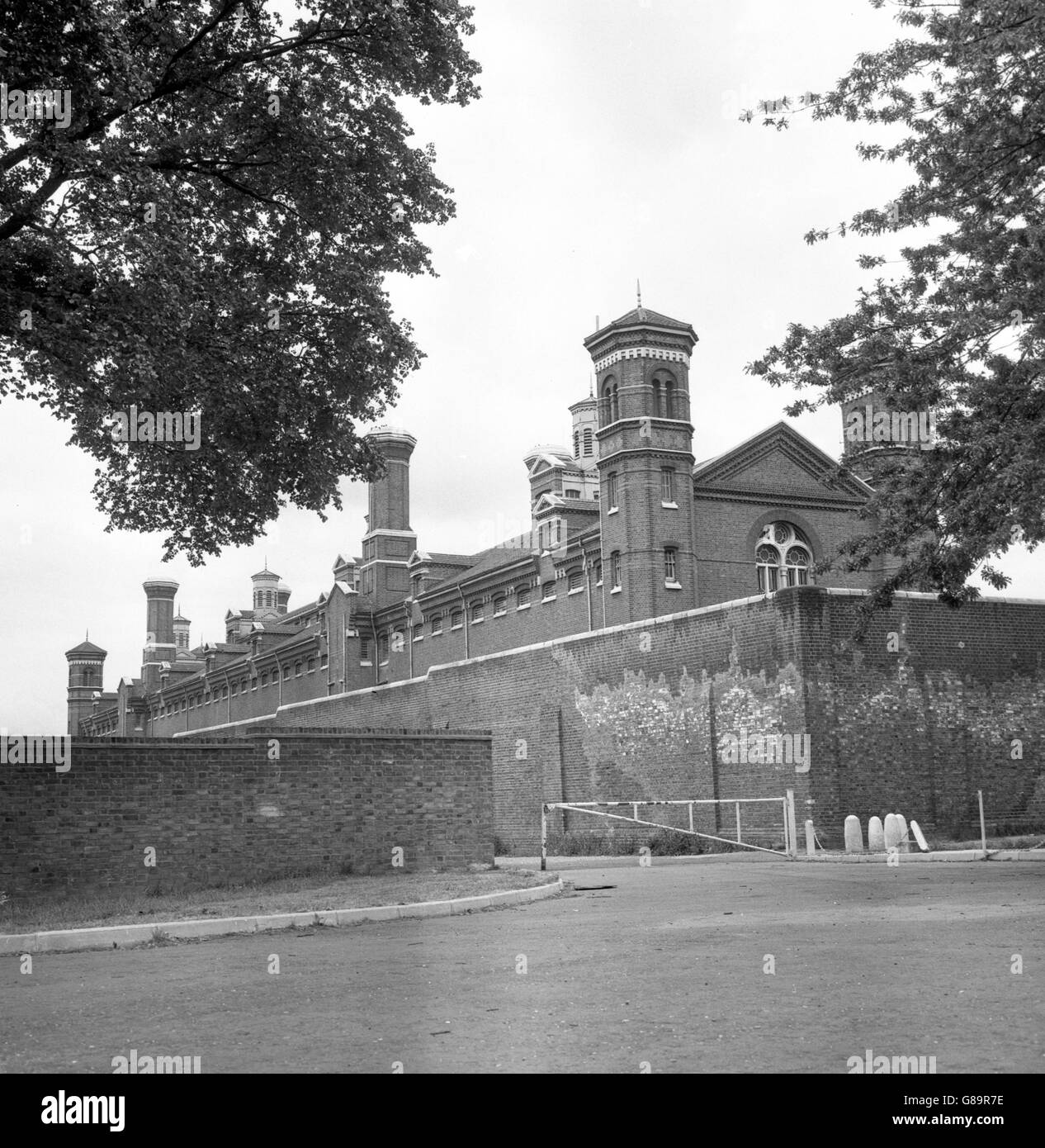 Gebäude und Denkmäler - HM Prison Wormwood Scrubs - London. HM Gefängnis Wormwood Scrubs in London. Stockfoto