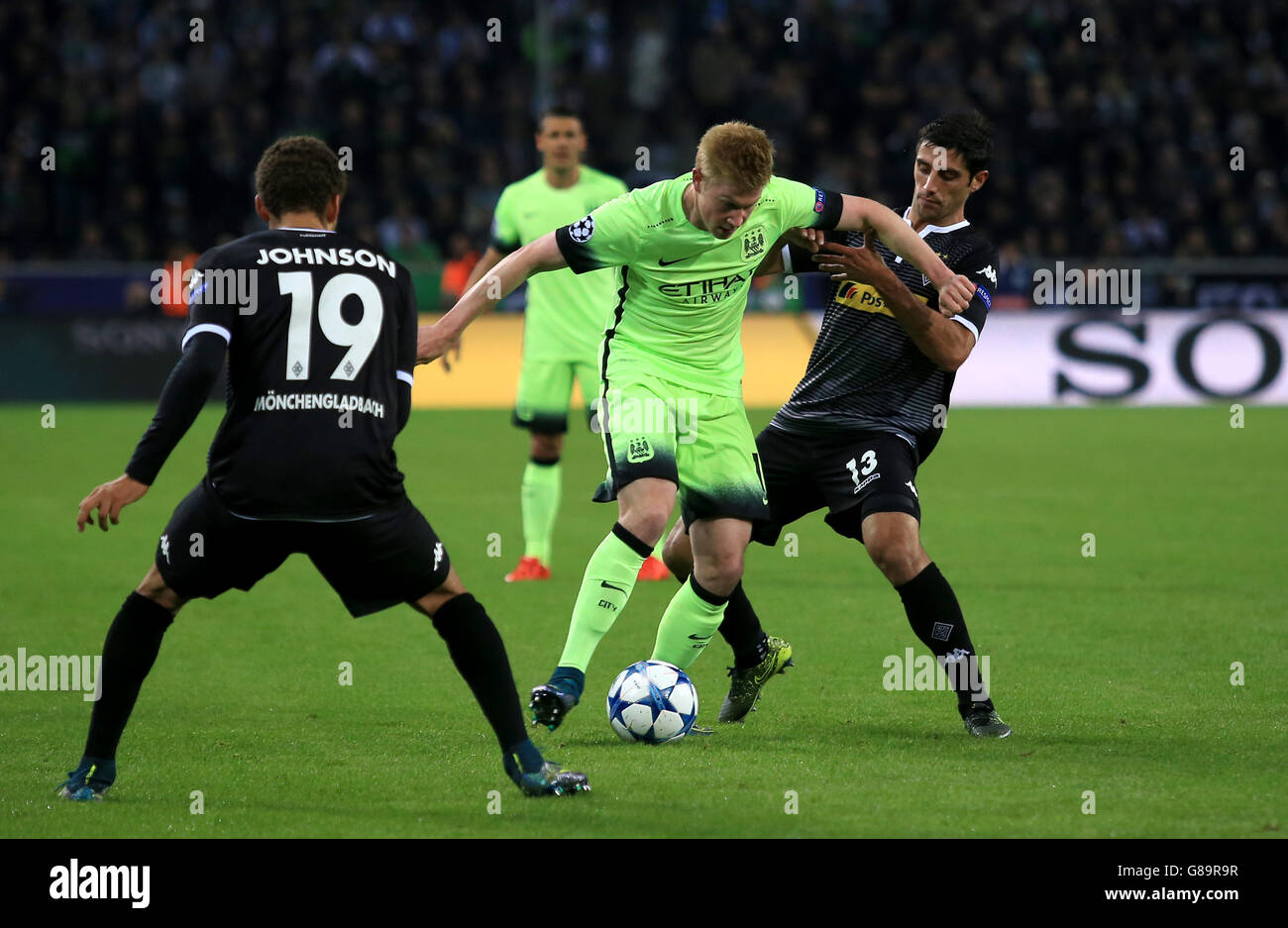 Fußball - UEFA Champions League - Gruppe D - Borussia Monchengladbach / Manchester City - Borussia-Park. Kevin De Bruyne (Mitte) von Manchester City und Lars Stindl (rechts) von Borussia Monchengladbach kämpfen um den Ball Stockfoto