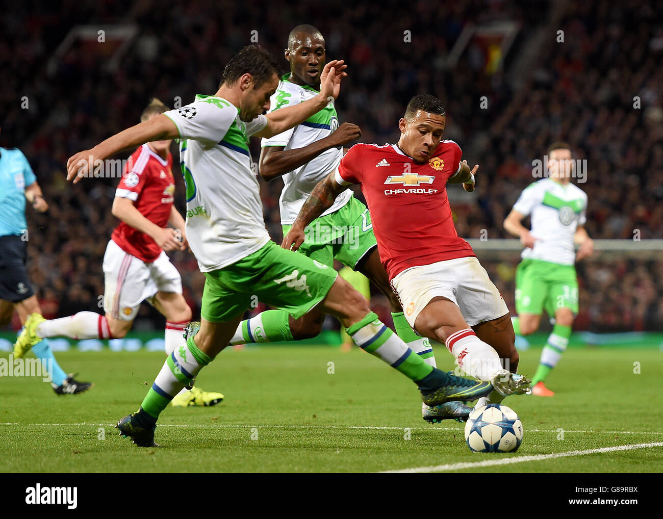 Christian Trasch vom VfL Wolfburg (links) und Memphis Depay von Manchester United kämpfen während des UEFA Champions League-Spiels der Gruppe B in Old Trafford, Manchester, um den Ball. Stockfoto