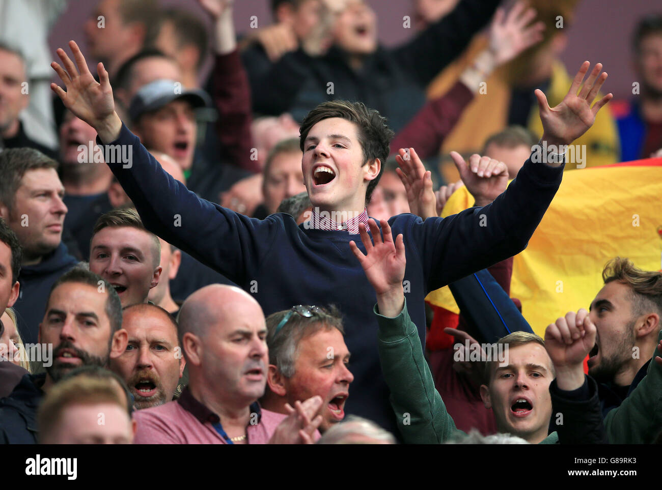 Stoke City-Fans auf den Tribünen während des Spiels der Barclays Premier League in Villa Park, Birmingham. Stockfoto