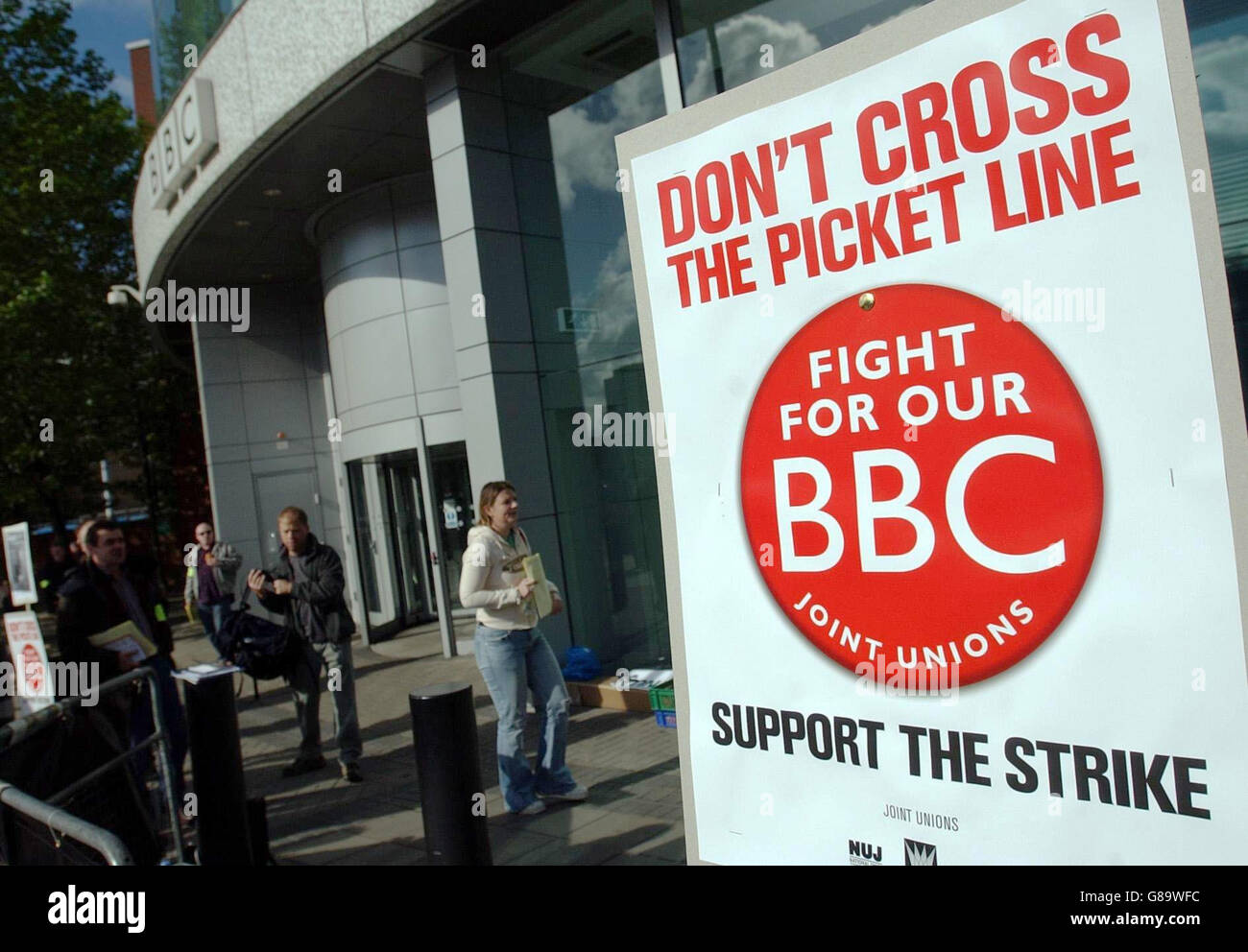 Mitarbeiter der BBC streikenden am Haupteingang des Television Center in der Londoner Wood Lane. Die Mitarbeiter streiten 24 Stunden lang über einen Umzug, um 4000 Arbeitsplätze zu kürzen. Stockfoto