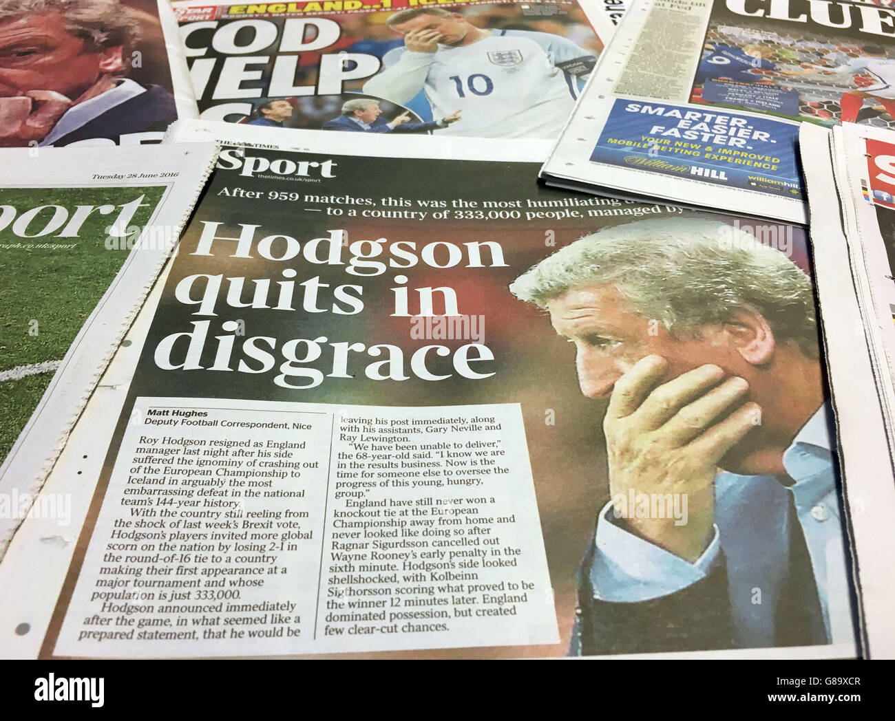 Eine Auswahl der heutigen Zeitung Rückseiten, die Englands 2: 1-Niederlage gegen Island in Euro 2016 verurteilen. Stockfoto