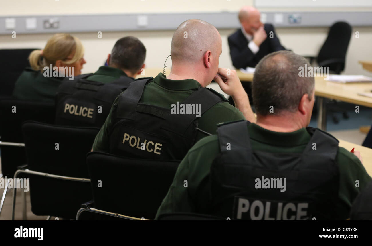 PSNI Offiziere besuchen ein Briefing von Detective Inspector Andy Dunlop Musgrave PSNI Station vor einer Drogen-Razzia in ein Haus in East Belfast als Teil der Operation Torus, eine Initiative zur Straße Niveau Drogenhandel zu bekämpfen. Stockfoto