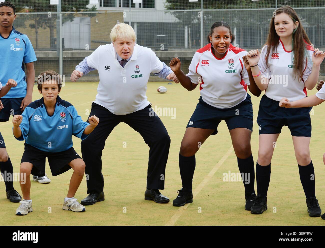 Boris Johnson, der Bürgermeister von London, streckt sich vor einem Rugby-Training mit Studenten an der Haverstock School in Camden, London, wo er einen £100,000-Fonds ins Leben rief, um die Teilnahme der Bürger am Sport zu fördern. Stockfoto