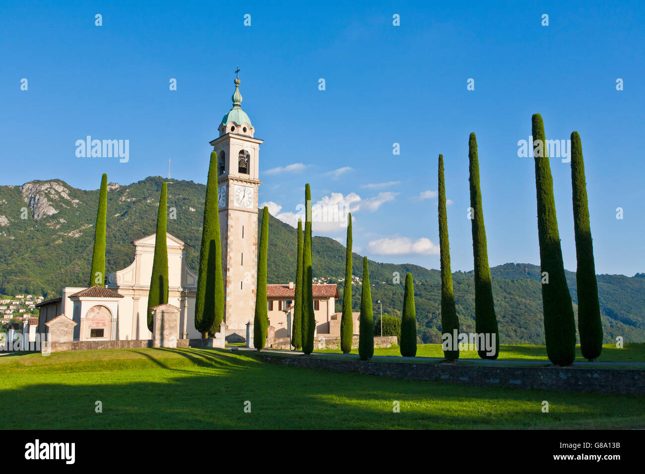 Zypressen (Cupressus), Kirche von Sant Abbondio in Gentilino bei Montagnola, Lugano, Tessin, Schweiz, Europa Stockfoto