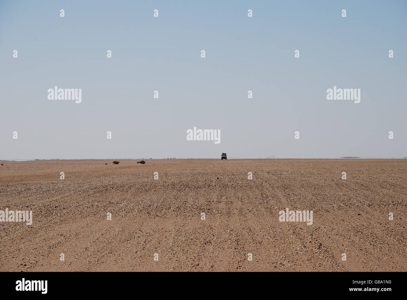 Wüste, Algerien, leer, Felsen, Steinen, schlicht, blauer Himmel, Textfreiraum, isoliert, unfruchtbar, trocken Stockfoto