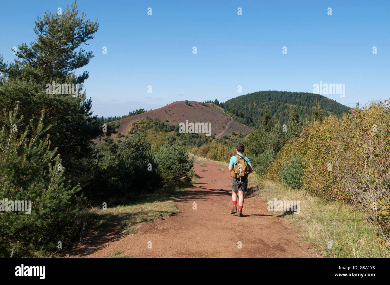 Wanderer im Parc Naturel des Vulkane d ' Auvergne, regionalen Naturpark, Puy-de-Dome Vulkan auf Rückseite, Auvergne, Frankreich Stockfoto